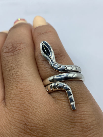 Anillo sobre fondo blanco mostrando el Quinto .925 grabado en el interior