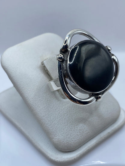 Detalle del ónix negro engastado a mano en plata .925 de Taxco