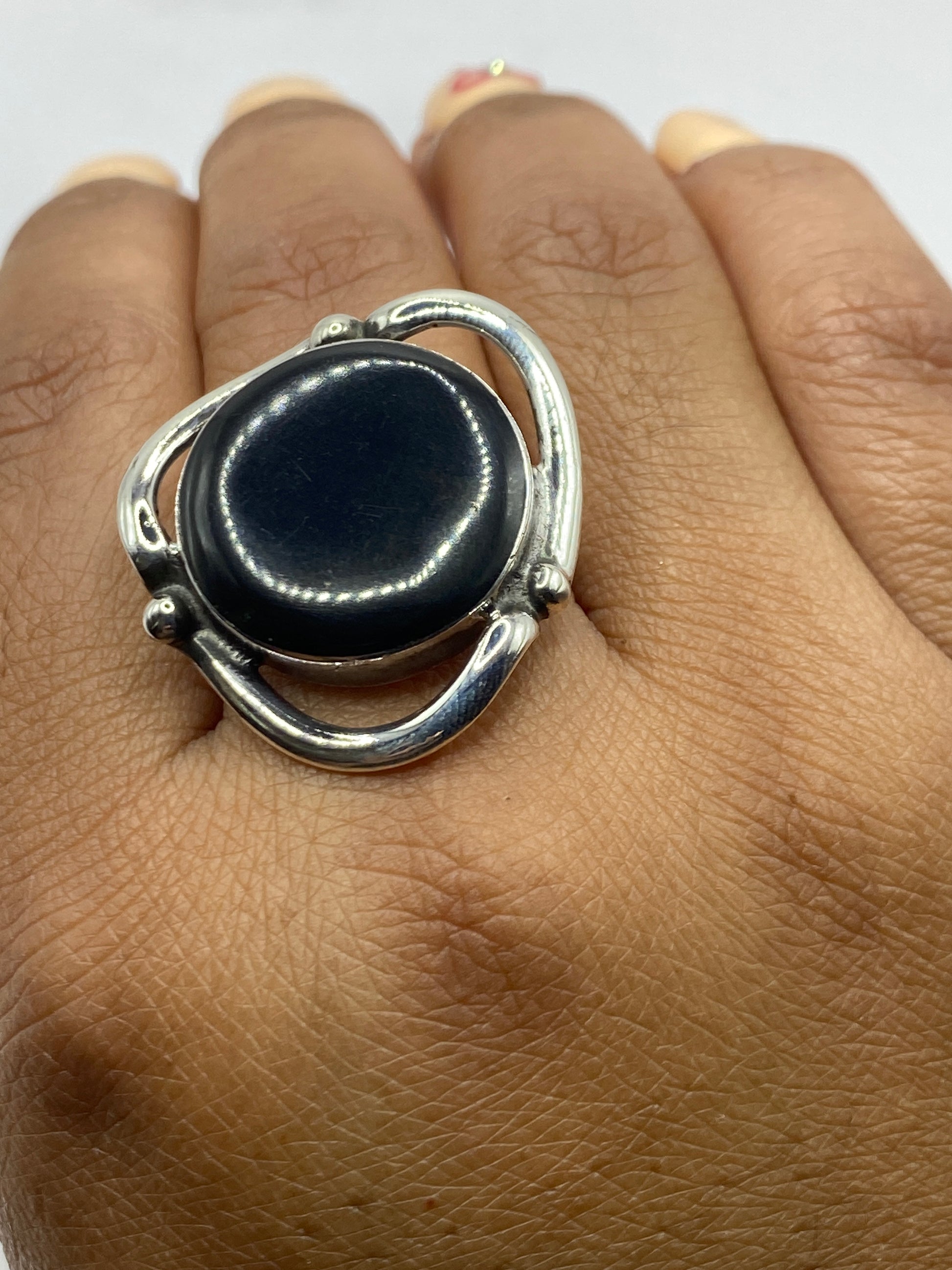 Anillo sobre fondo blanco mostrando el Quinto .925 y el acabado pulido