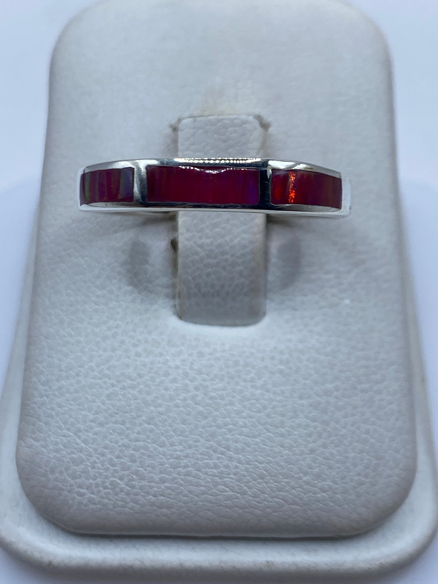 Anillo de plata .950 con ópalo de fuego rosa engastado, visto de frente