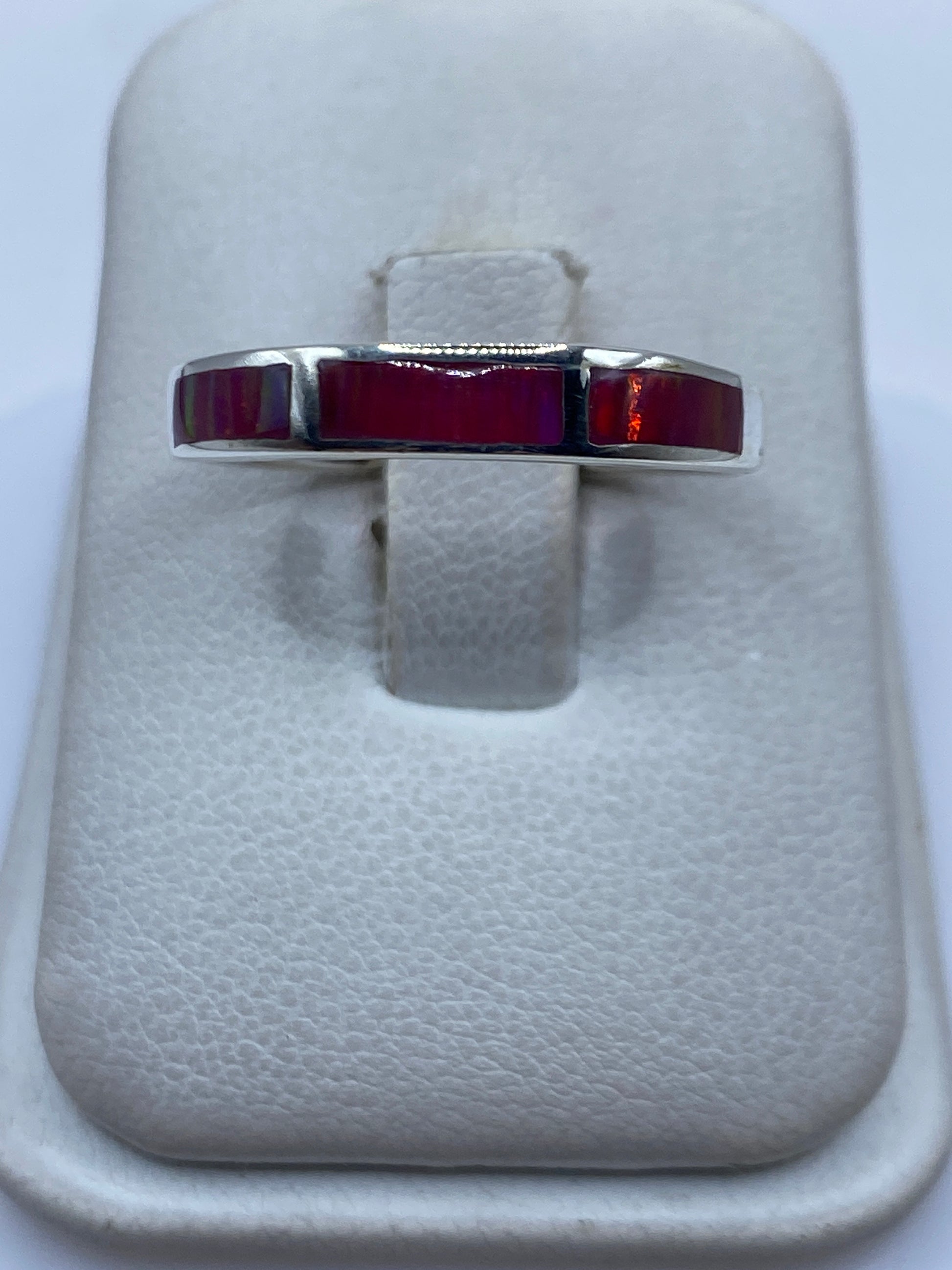 Anillo de plata .950 con ópalo de fuego rosa engastado, visto de frente