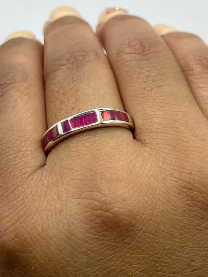 Anillo en la mano mostrando cómo brilla el ópalo de fuego rosa