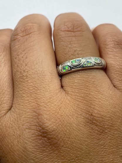 Anillo en la mano mostrando cómo el color del ópalo cambia con el movimiento