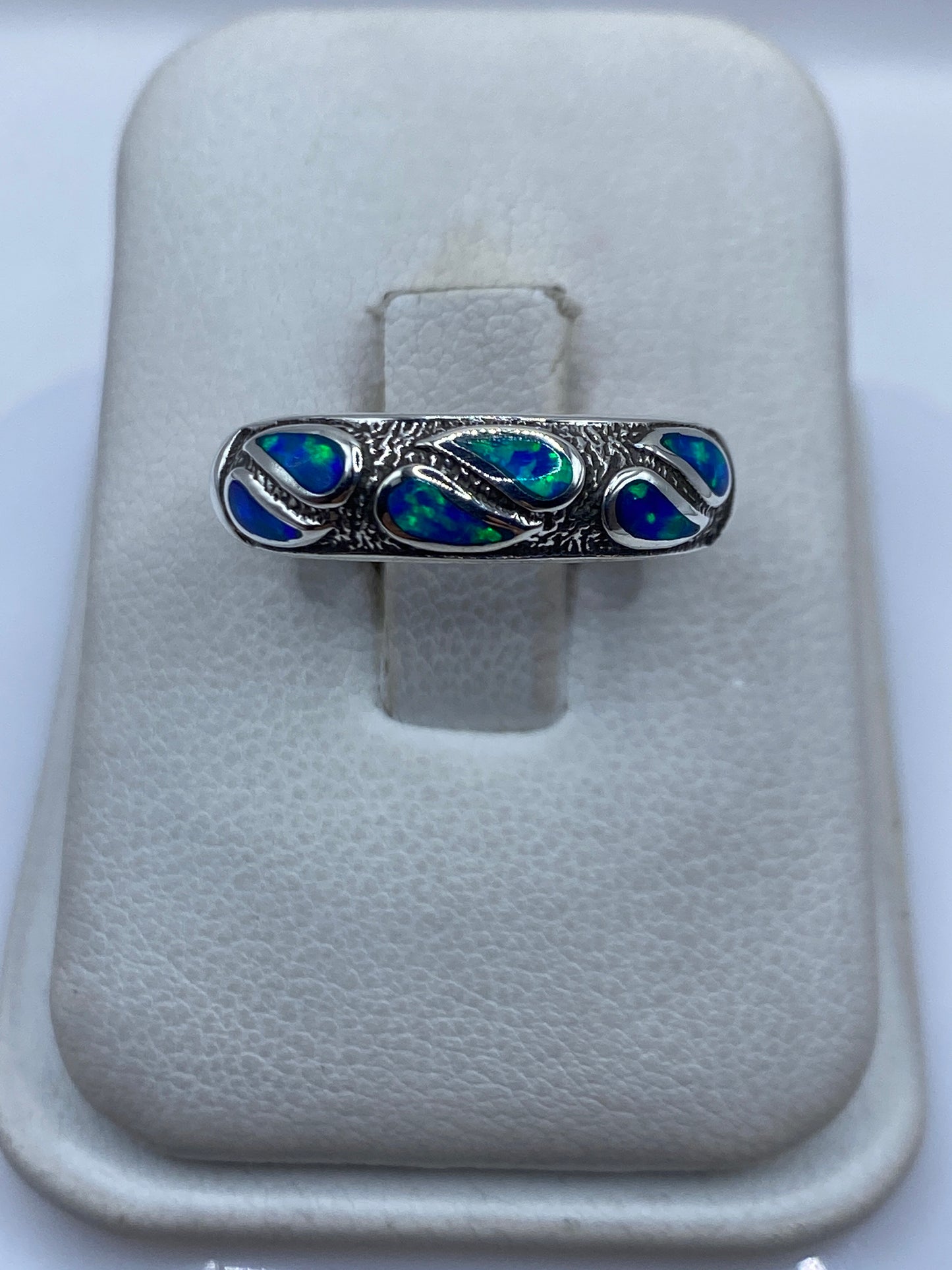 Anillo de plata .925 con ópalo de fuego azul engastado, vista superior en estuche