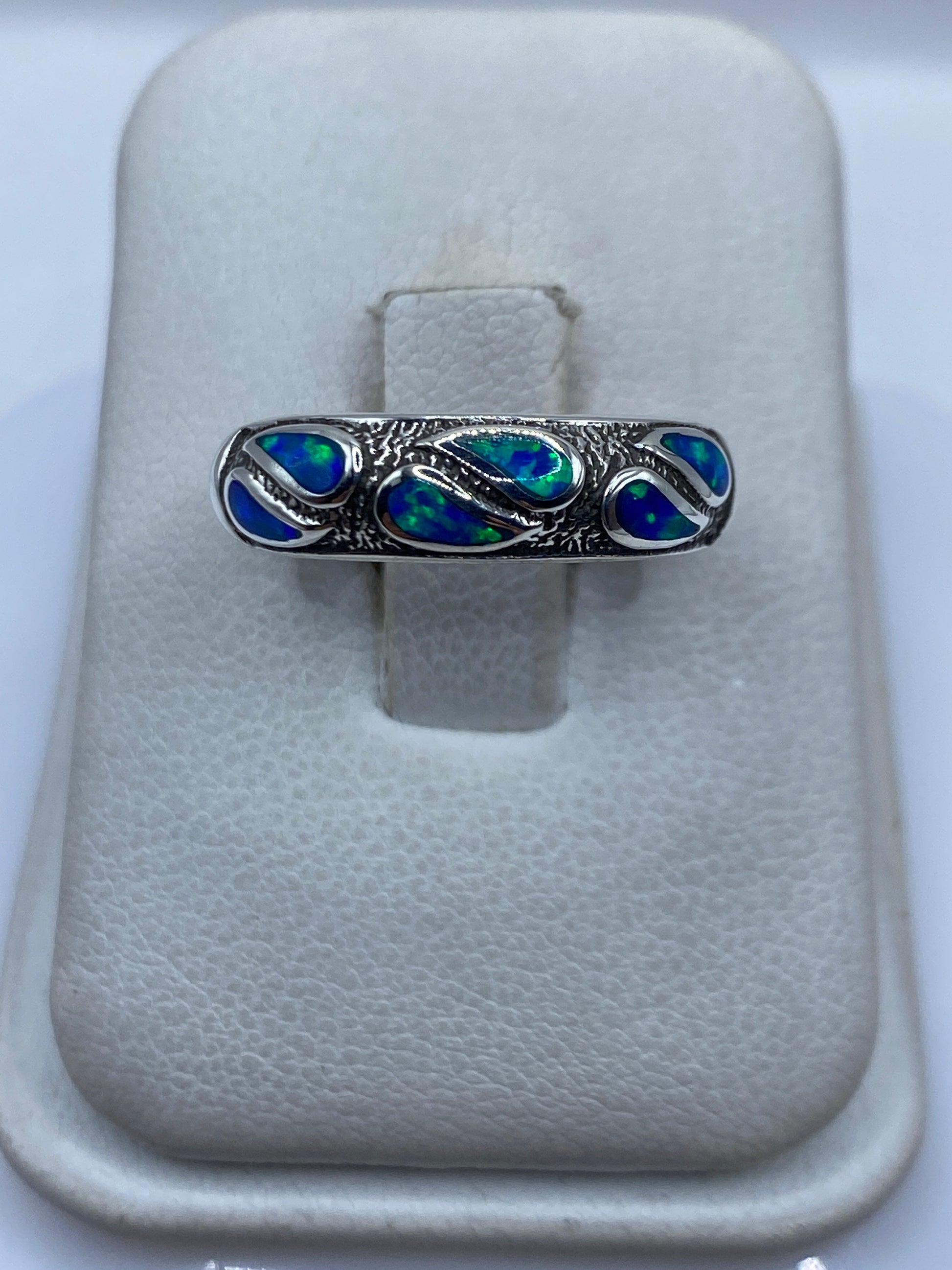 Anillo de plata .925 con ópalo de fuego azul engastado, vista superior en estuche