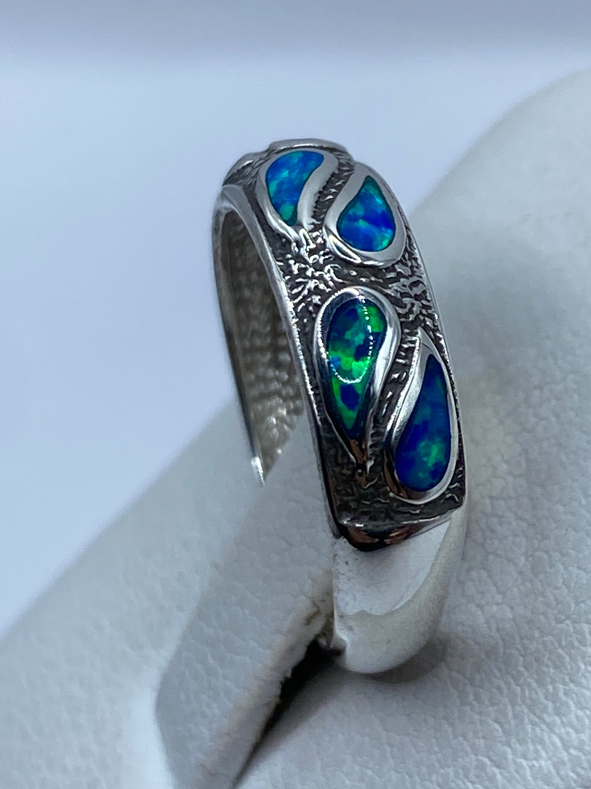 Detalle lateral del anillo — diseño minimalista, plata pura con engaste a mano