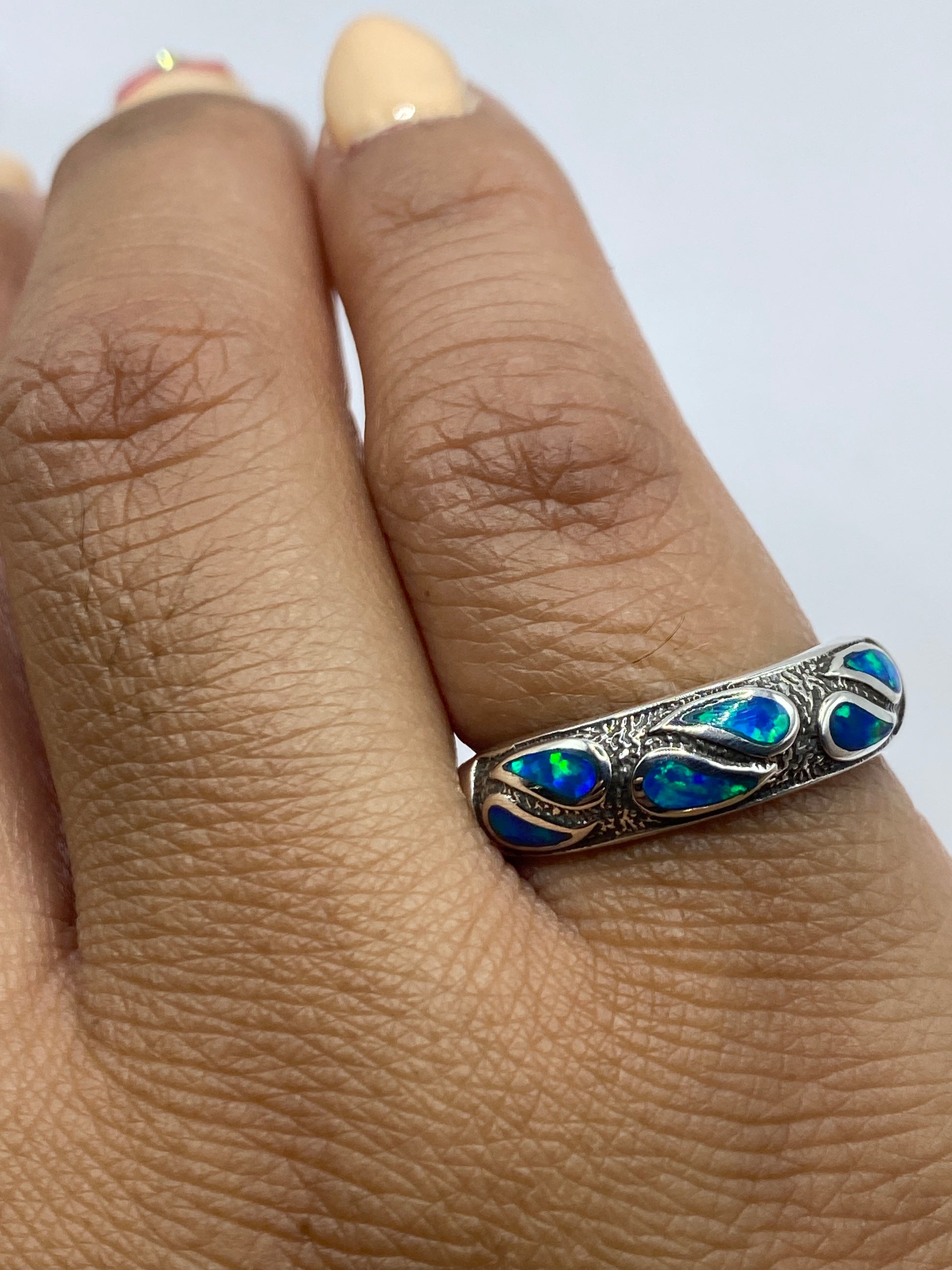 Anillo en balanza — 2.8 gramos de plata .925 con ópalo de fuego