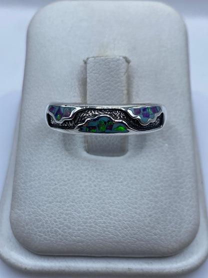 Anillo de plata .950 con ópalo de fuego engastado, mostrando el juego de colores rojo, verde y azul