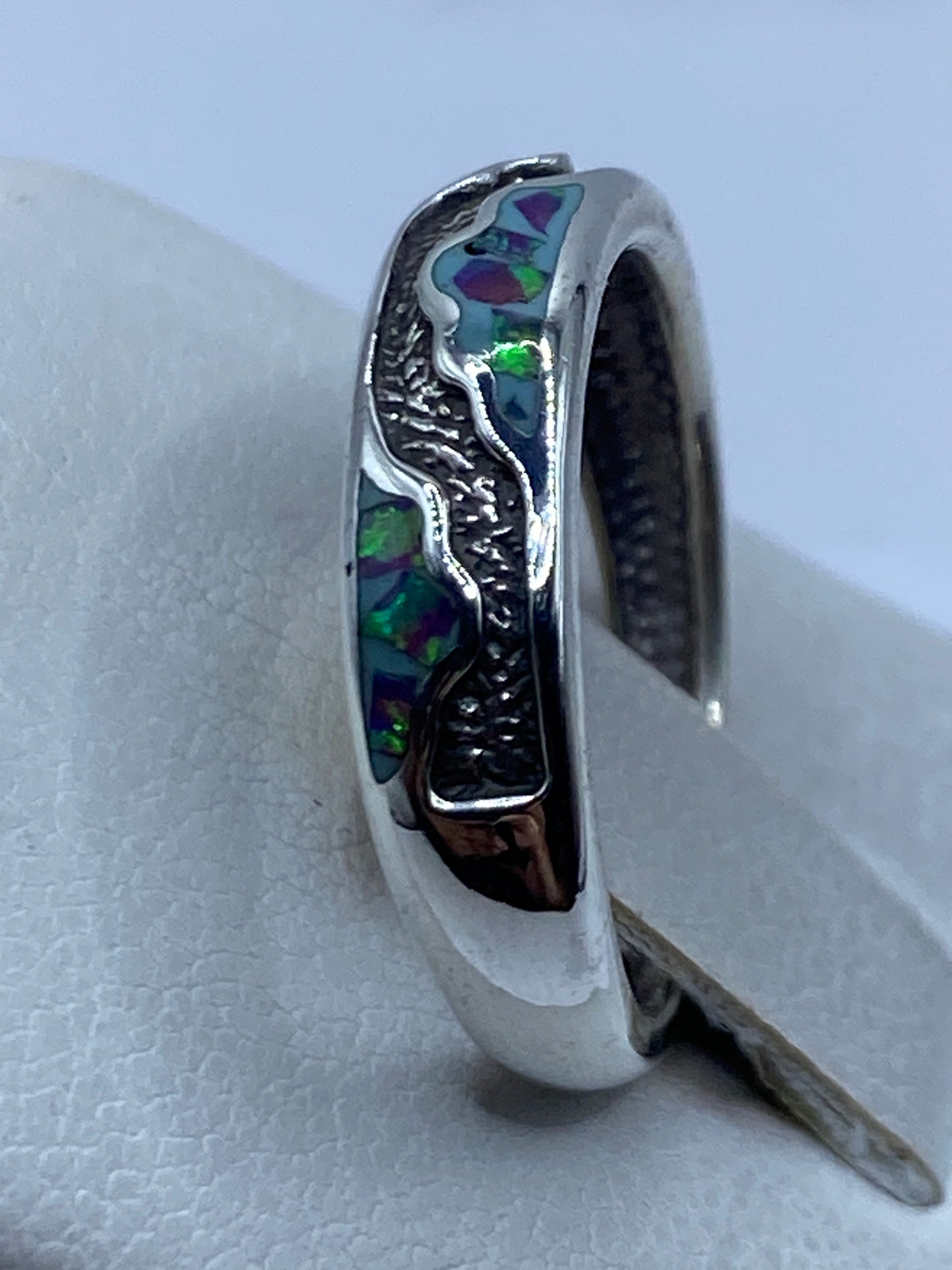 Detalle del engaste a mano del ópalo en la banda de plata .950