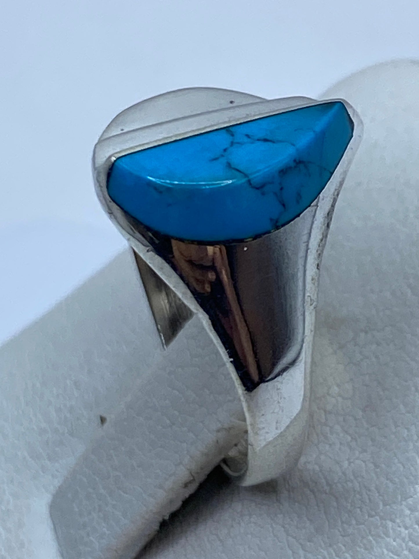 Vista superior del anillo con la turquesa azul cielo y las líneas de plata divisoras