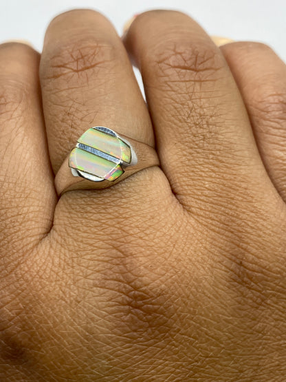 Anillo sobre fondo blanco con el Quinto .950 visible en el interior