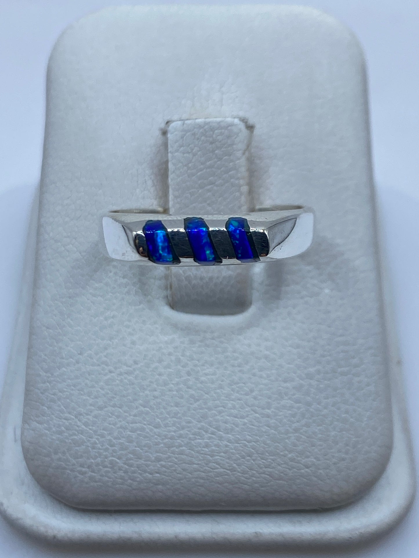 Anillo de plata .925 con ópalo de fuego azul engastado en la mano