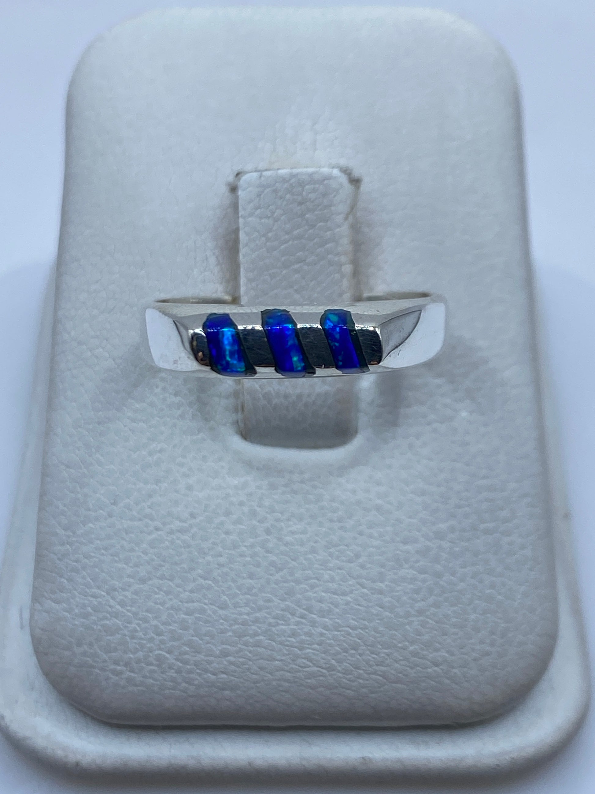 Anillo de plata .925 con ópalo de fuego azul engastado en la mano