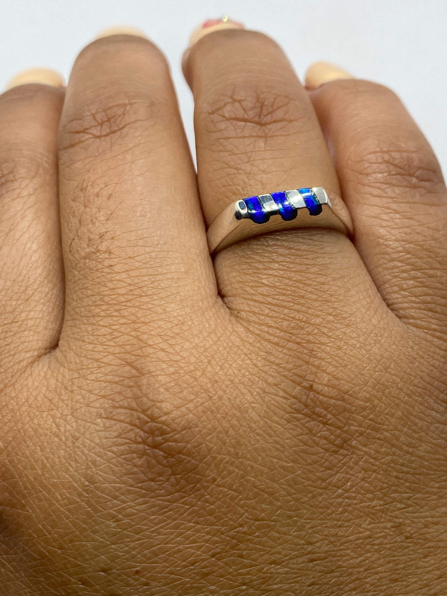Anillo sobre fondo blanco exhibiendo el Quinto .925 en el interior