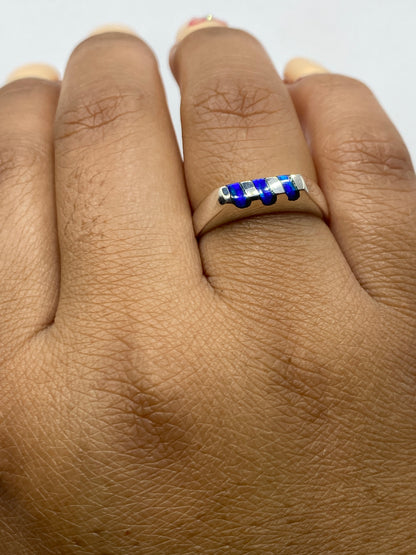 Anillo sobre fondo blanco exhibiendo el Quinto .925 en el interior