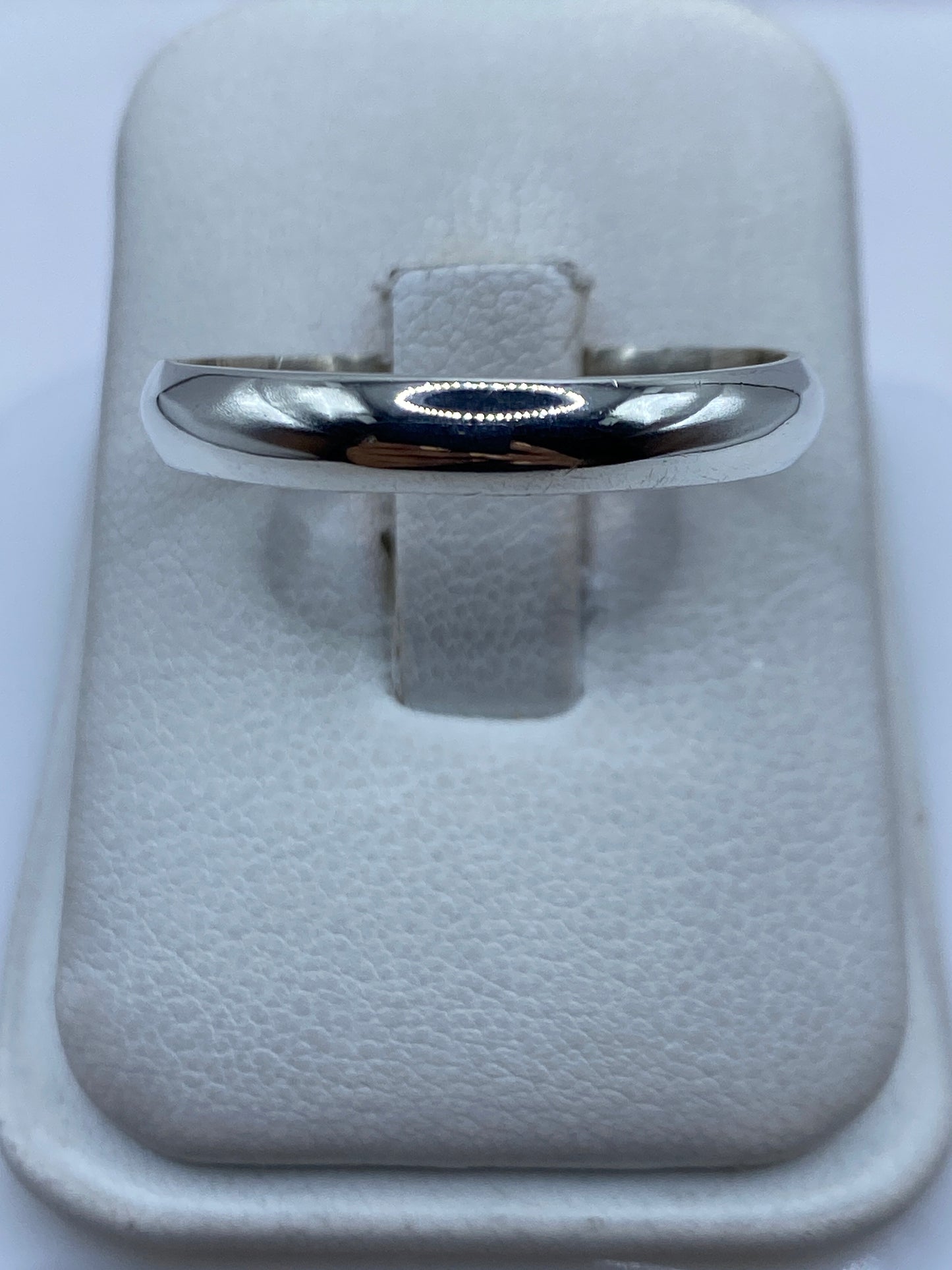 Anillo de plata .925 minimalista pulido, vista frontal en estuche blanco