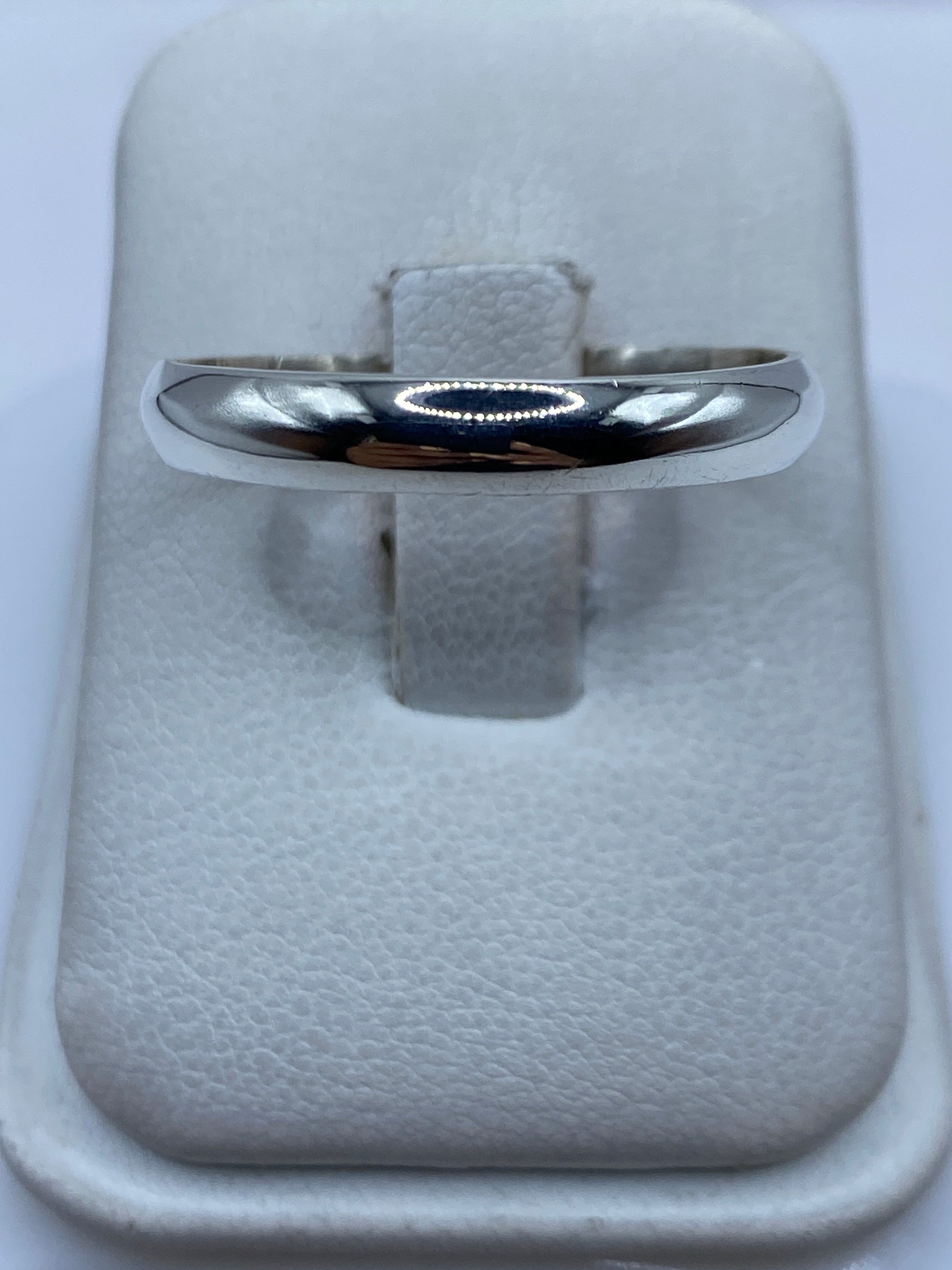 Anillo de plata .925 minimalista pulido, vista frontal en estuche blanco