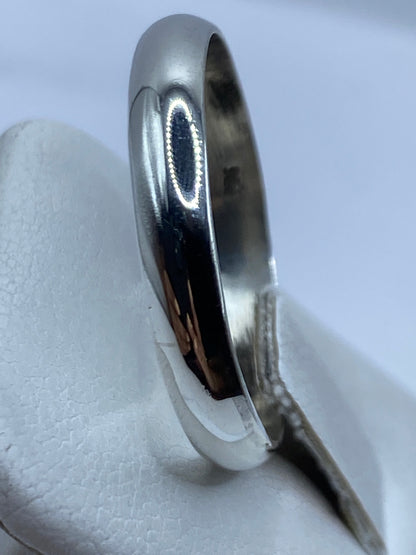 Vista lateral del anillo minimalista, detalle de la banda lisa