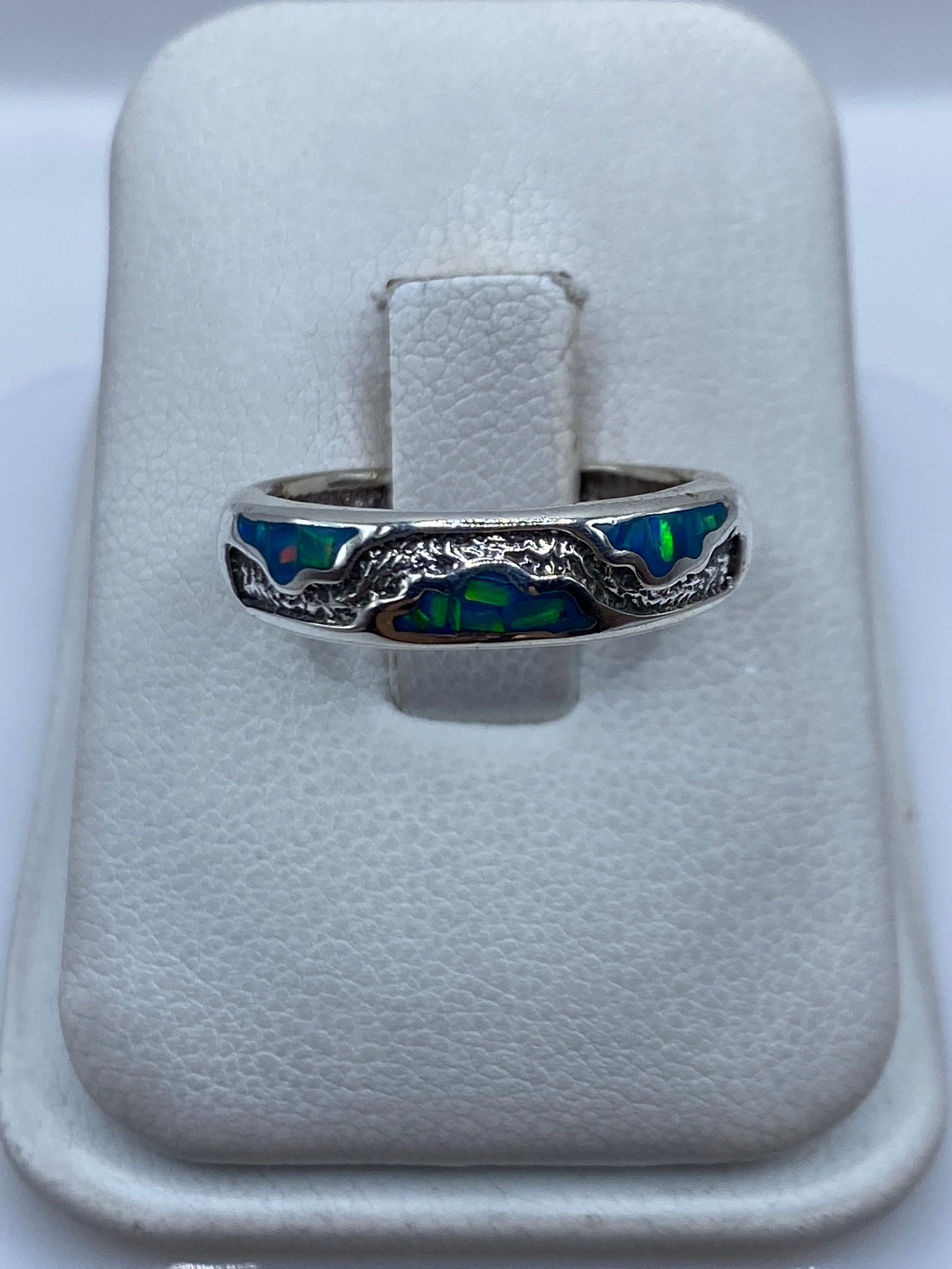 Anillo de plata .950 con ópalo de fuego azul iridiscente en estuche blanco