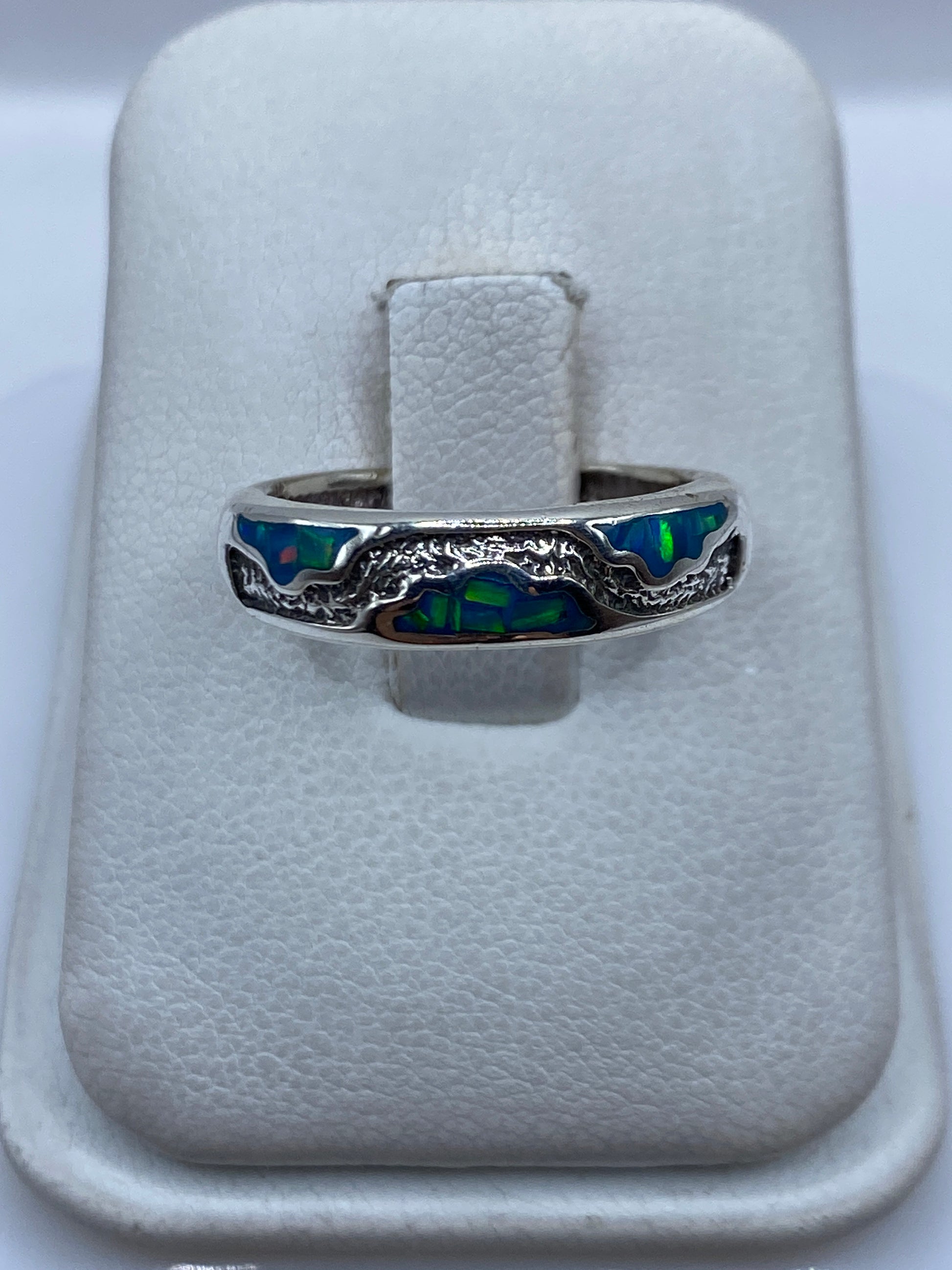 Anillo de plata .950 con ópalo de fuego azul iridiscente en estuche blanco