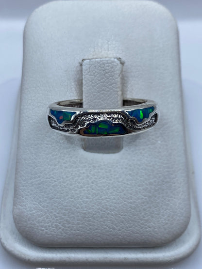 Anillo de plata .950 con ópalo de fuego azul iridiscente en estuche blanco
