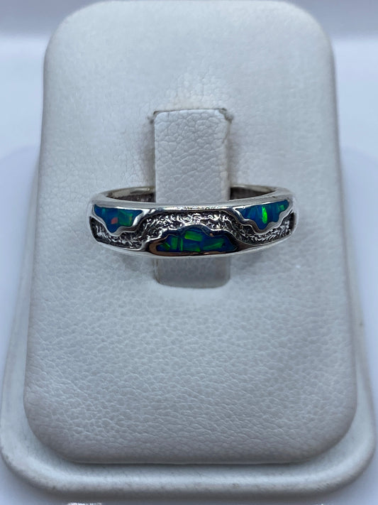 Anillo de plata .950 con ópalo de fuego azul iridiscente en estuche blanco