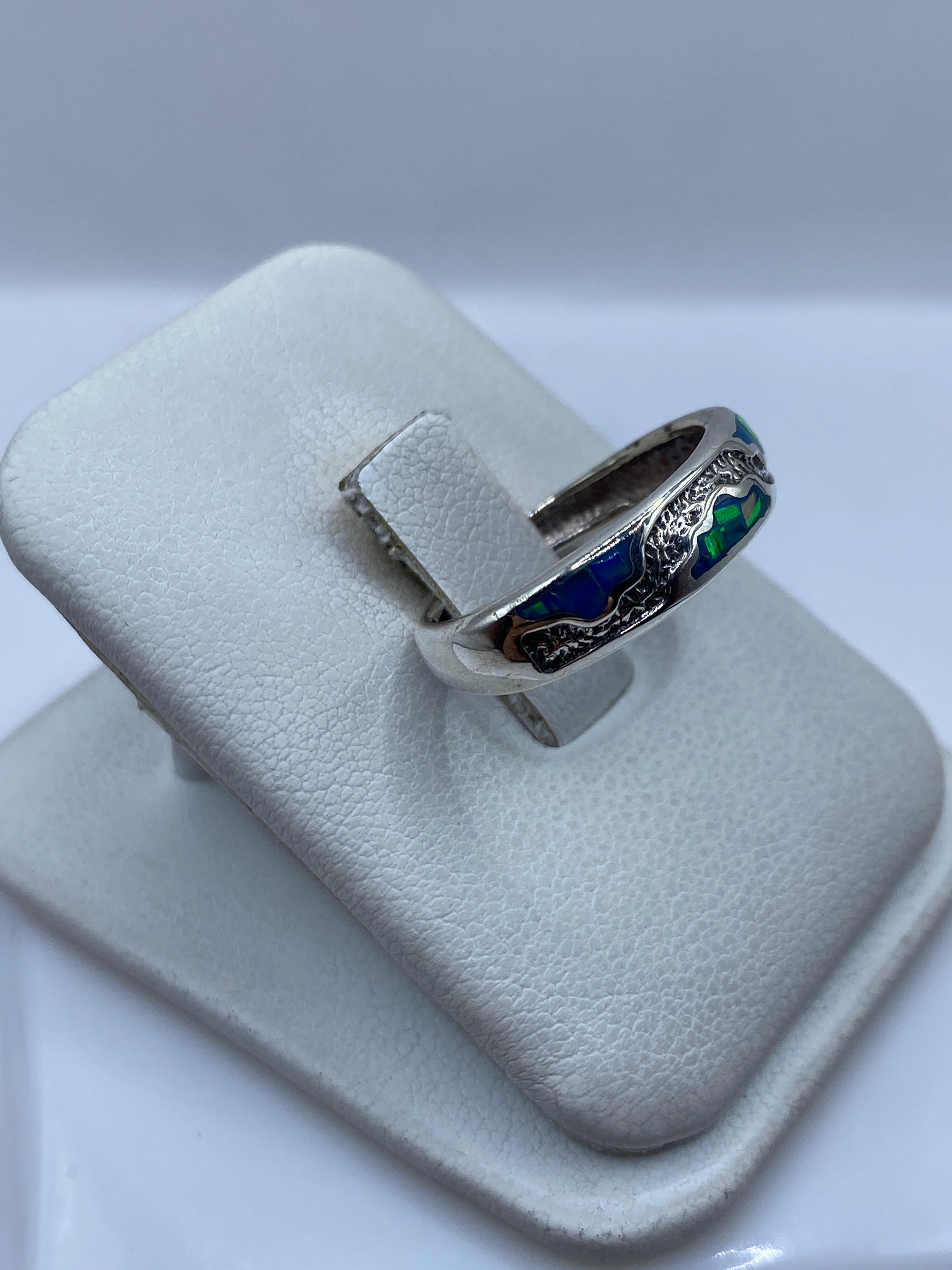 Detalle del engaste a mano del ópalo azul en la banda de plata pura