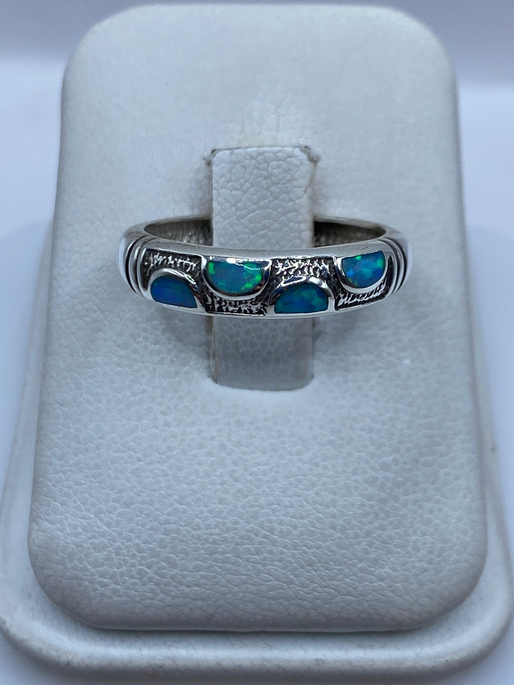Anillo de plata .950 con ópalo de fuego azul cielo en estuche blanco
