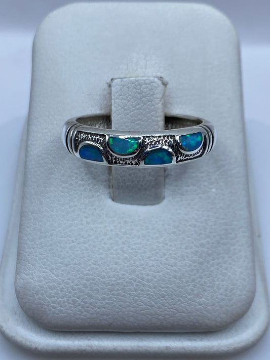 Anillo de plata .950 con ópalo de fuego azul cielo en estuche blanco