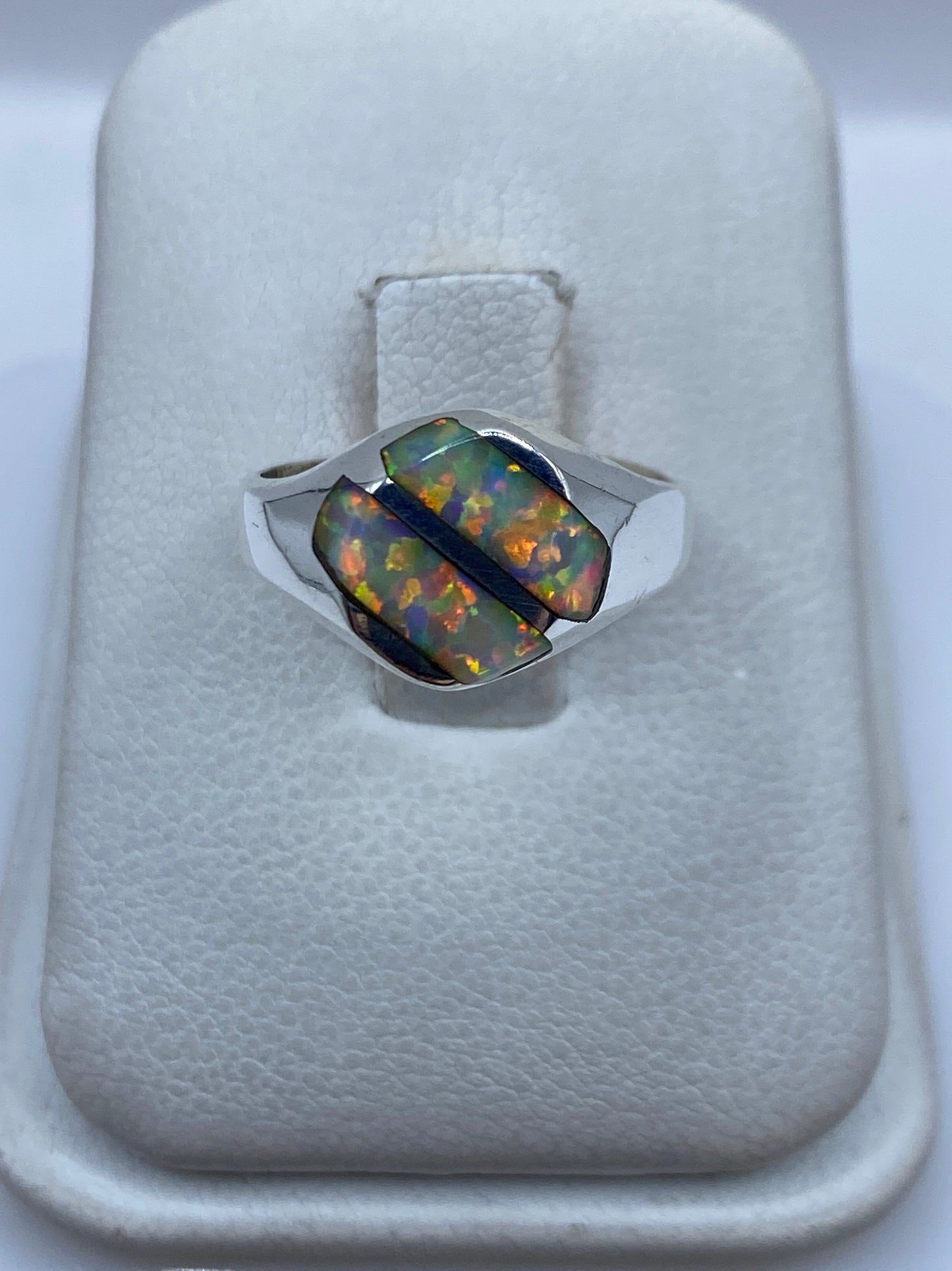 Anillo de plata .950 con ópalo de fuego multicolor en estuche blanco