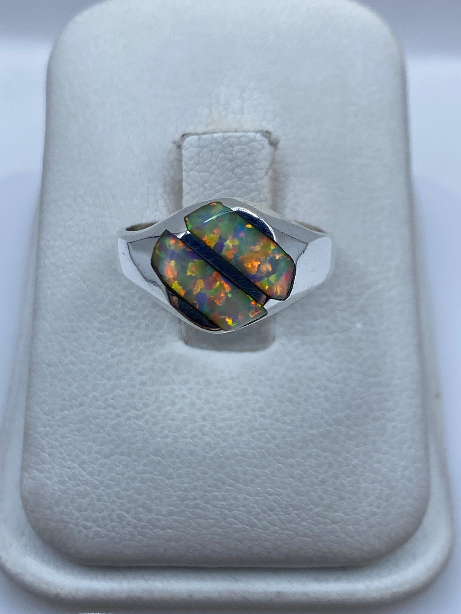 Anillo de plata .950 con ópalo de fuego multicolor en estuche blanco