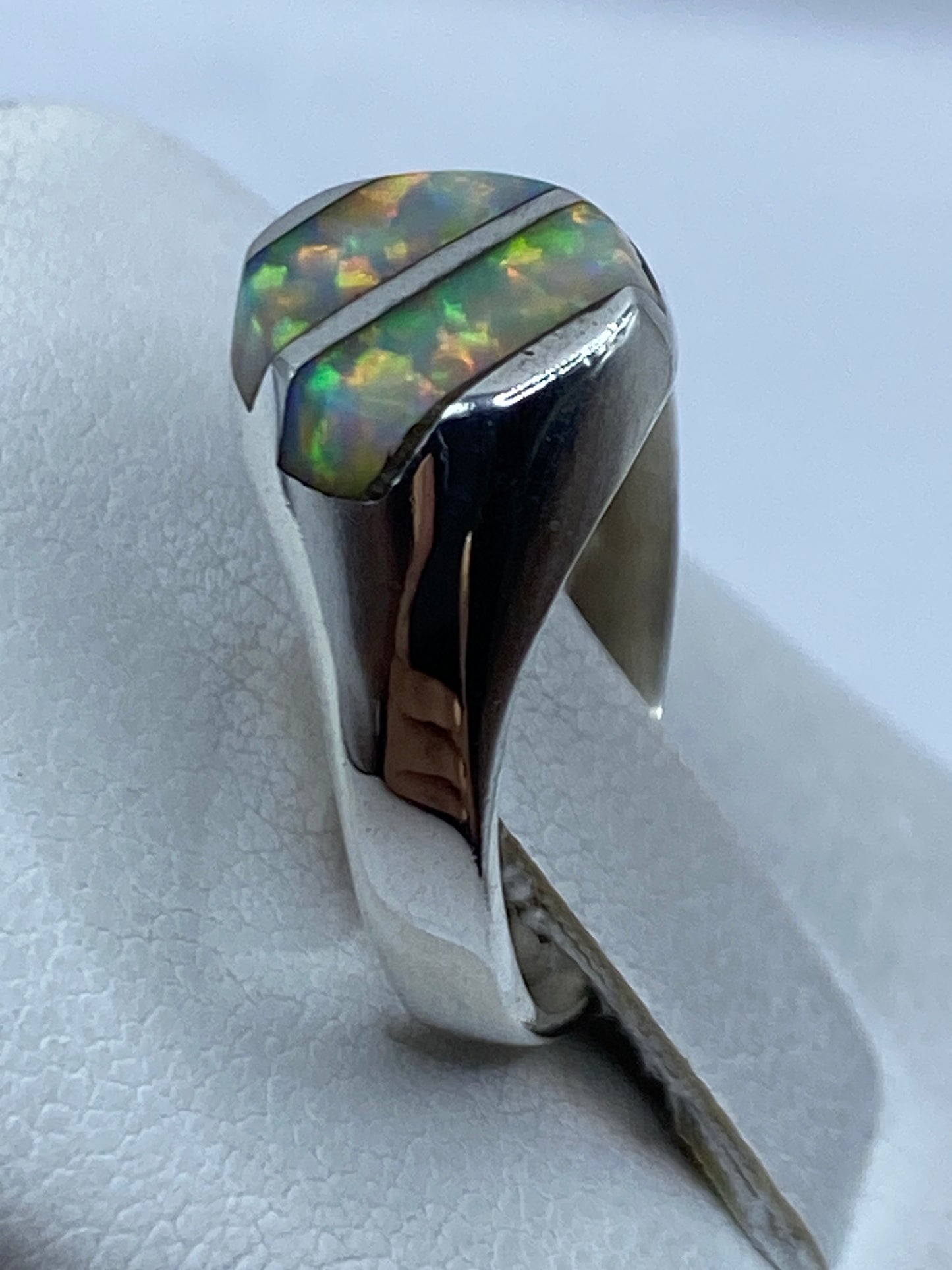 Anillo en el dedo mostrando el juego de colores vivo del ópalo de fuego