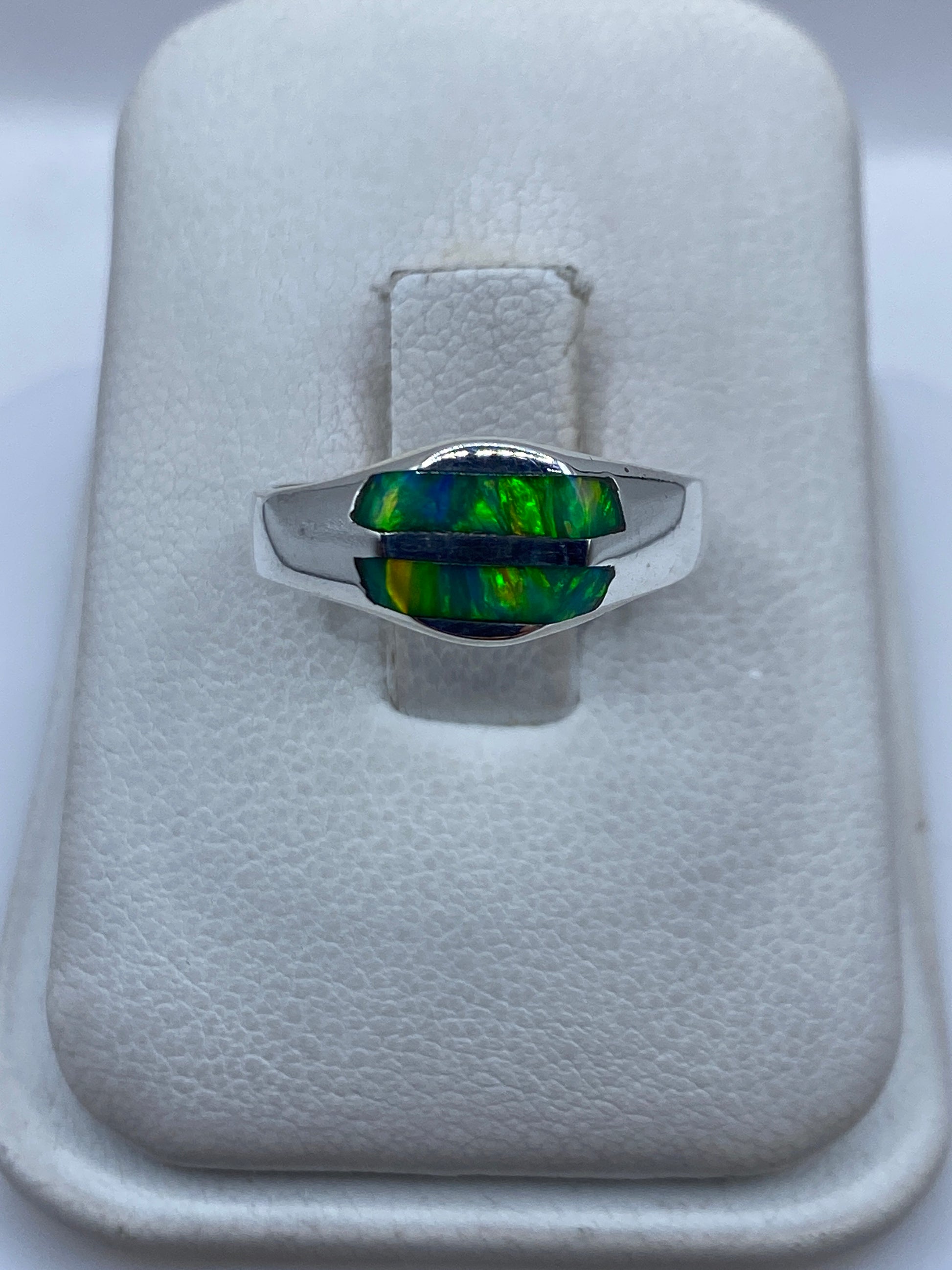Anillo de plata .950 con ópalo de fuego verde engastado, vista frontal en estuche blanco