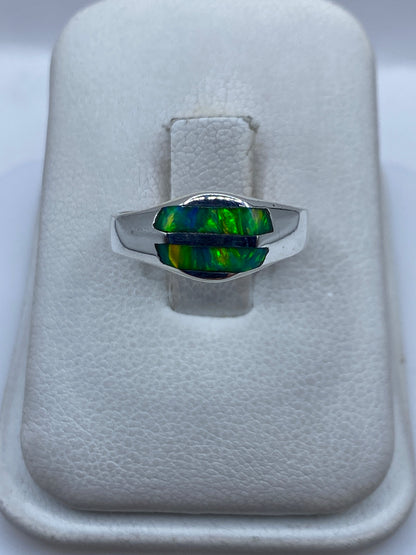 Anillo de plata .950 con ópalo de fuego verde engastado, vista frontal en estuche blanco