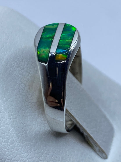 Detalle lateral del anillo con ópalo de fuego y el engaste a mano en plata .950
