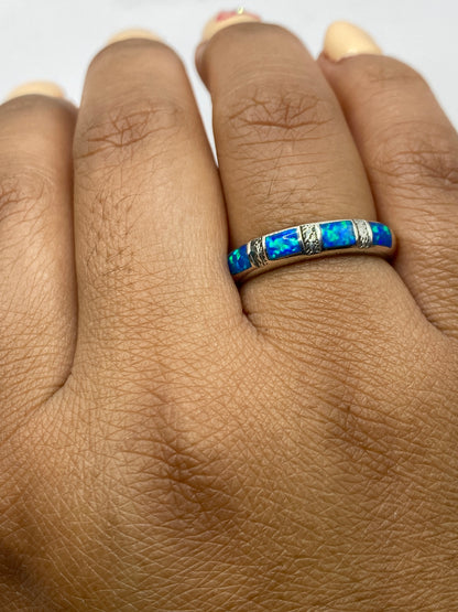 Anillo sobre fondo gris neutro — perfil completo de la pieza