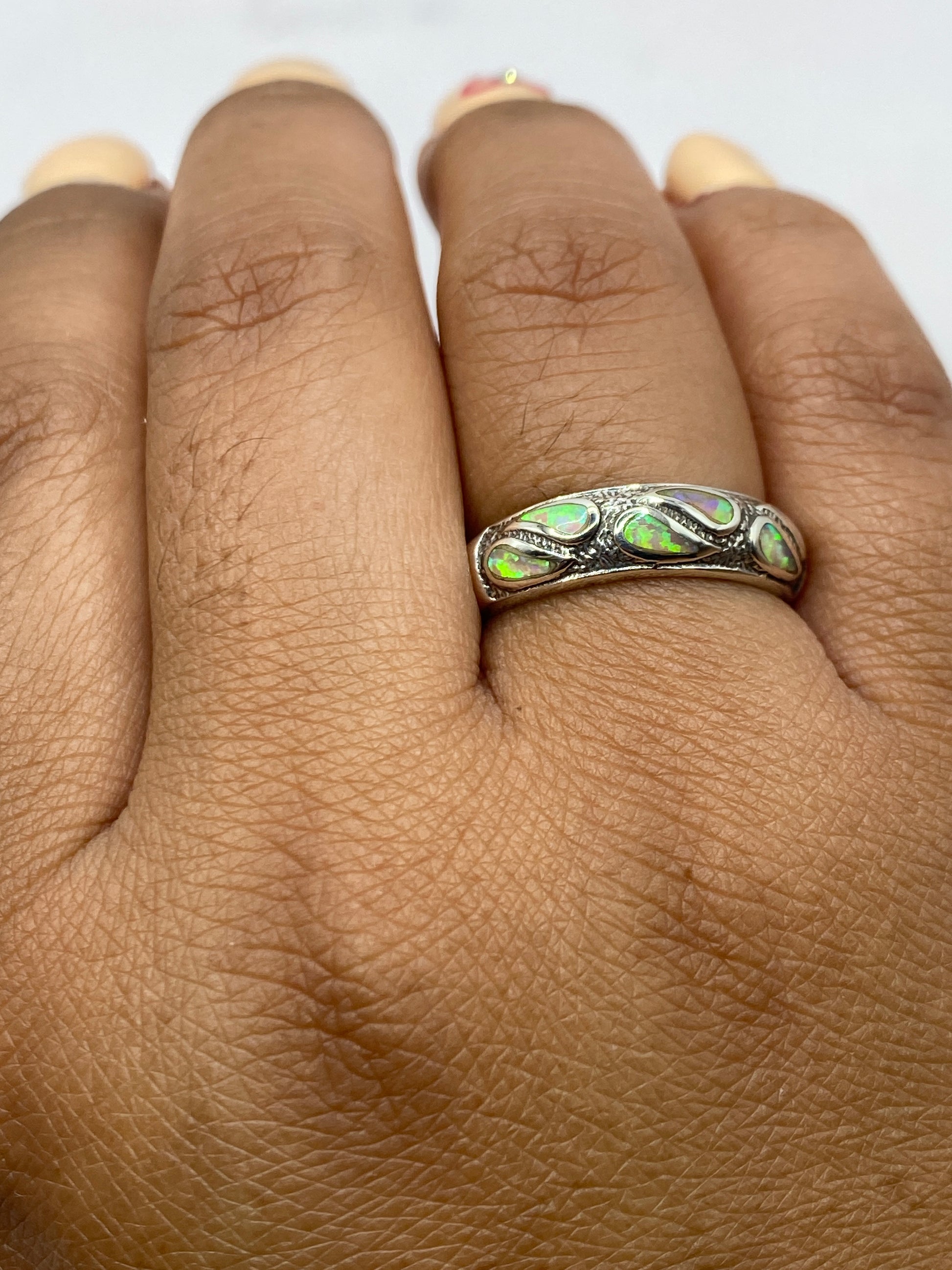 Anillo sobre fondo blanco mostrando el Quinto .950 en la banda