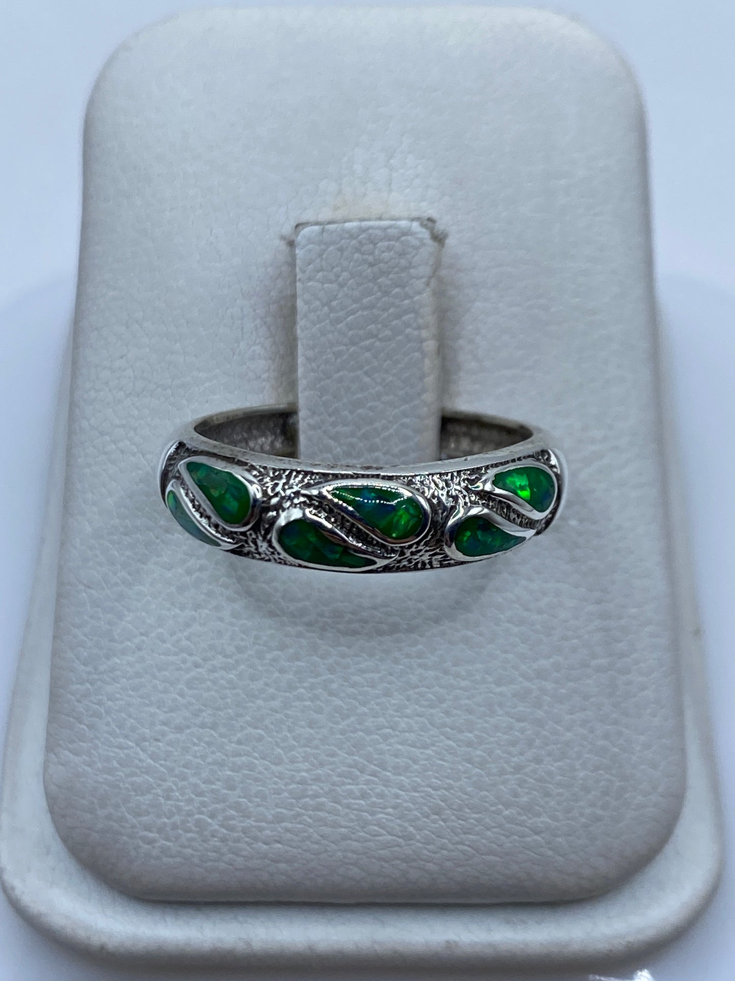 Anillo de plata con ópalo de fuego verde limón en estuche de presentación