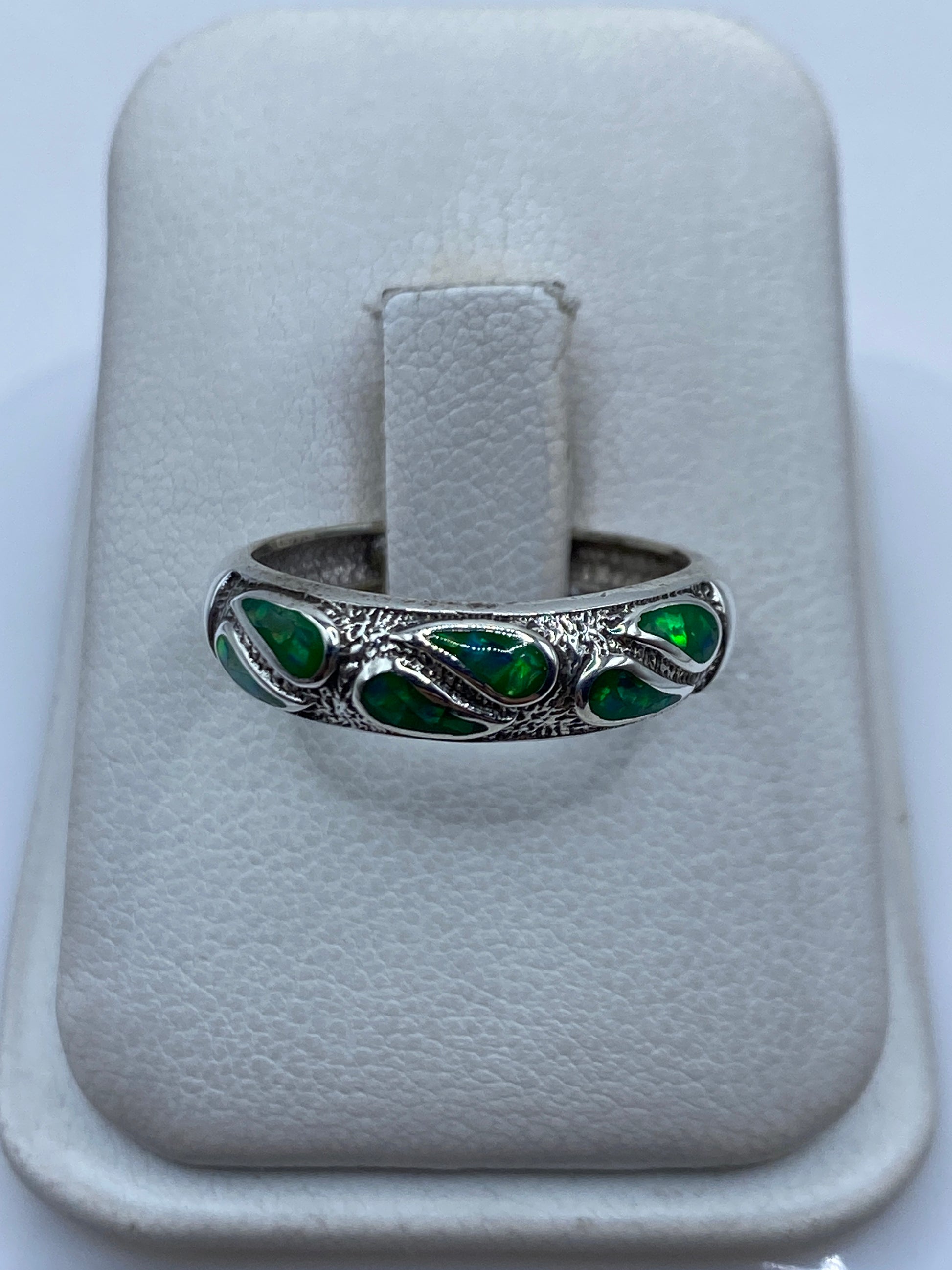 Anillo de plata con ópalo de fuego verde limón en estuche de presentación
