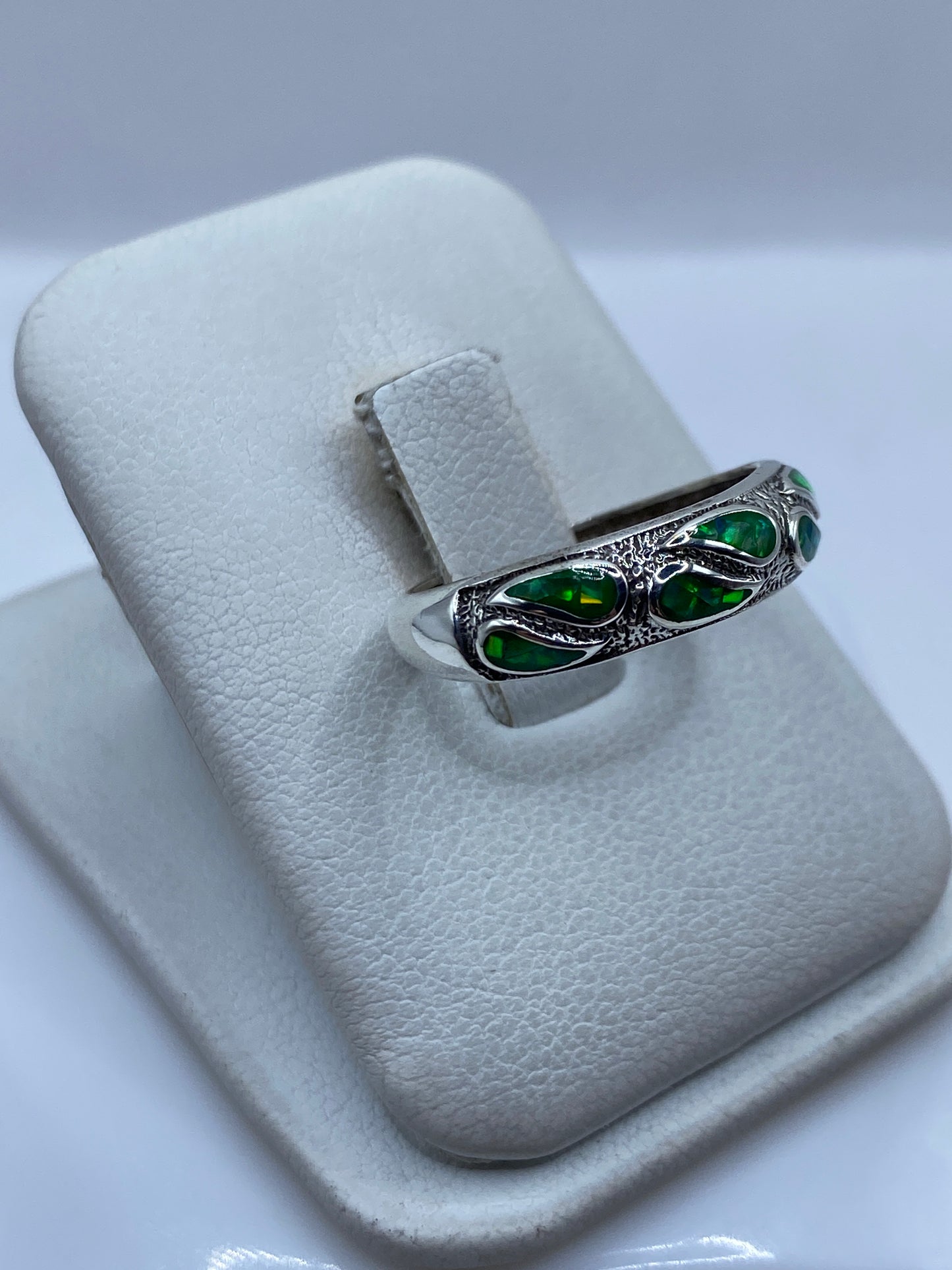 Detalle del engaste del ópalo de fuego verde en plata .925