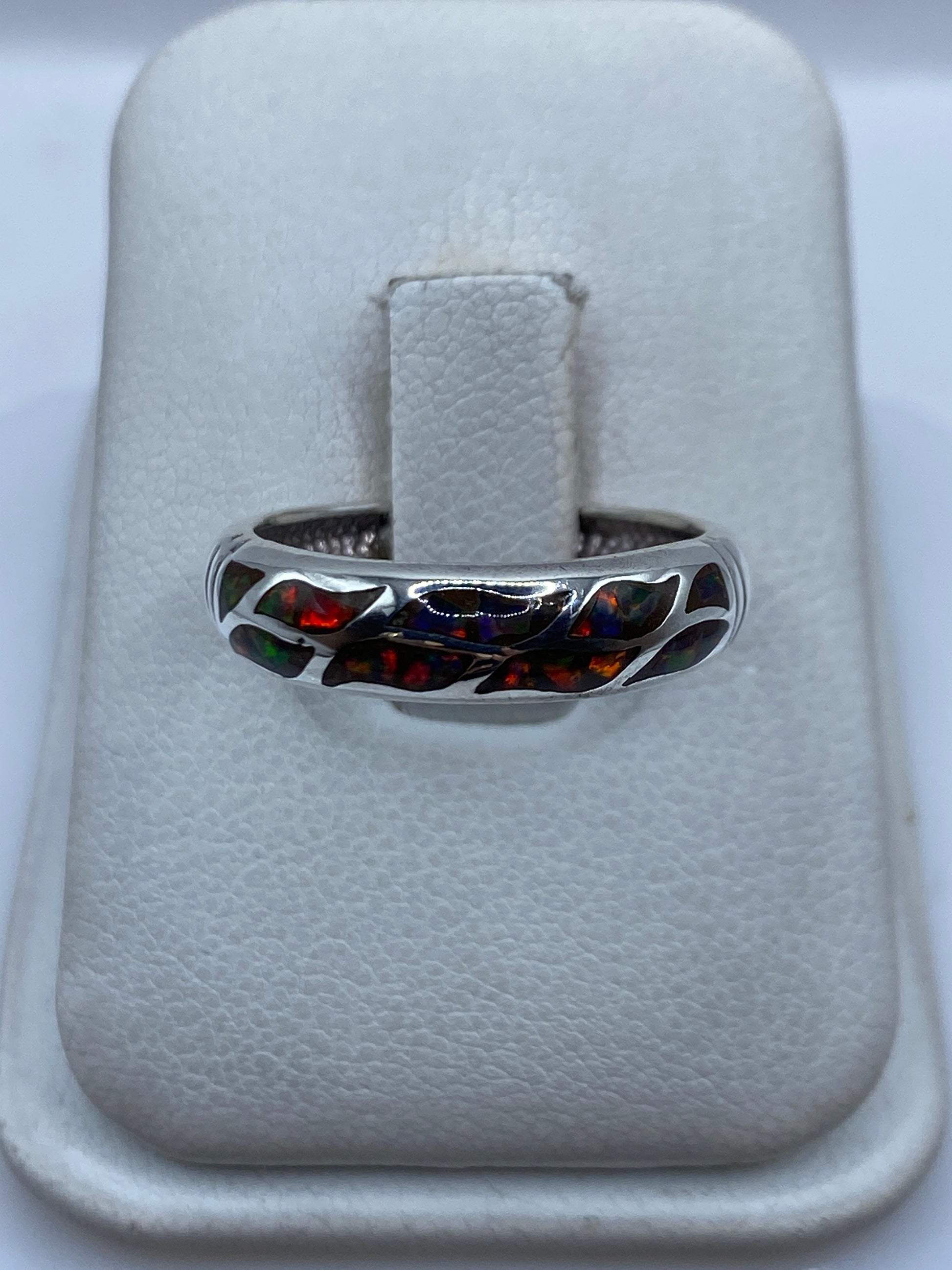 Anillo de plata .950 con ópalo de fuego multicolor engastado a mano en Taxco