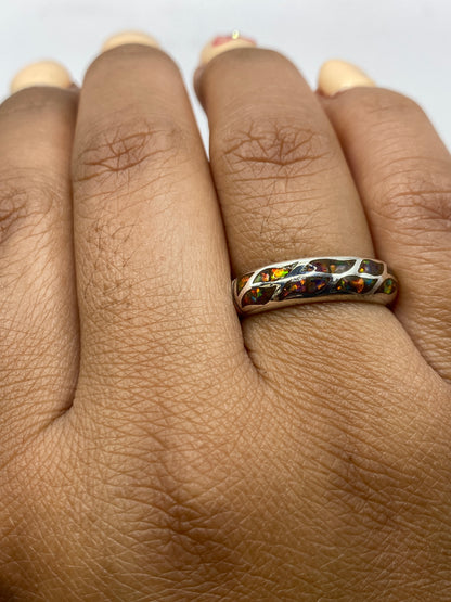Anillo sobre fondo neutro mostrando el Quinto .950 y el pulido espejo de la plata