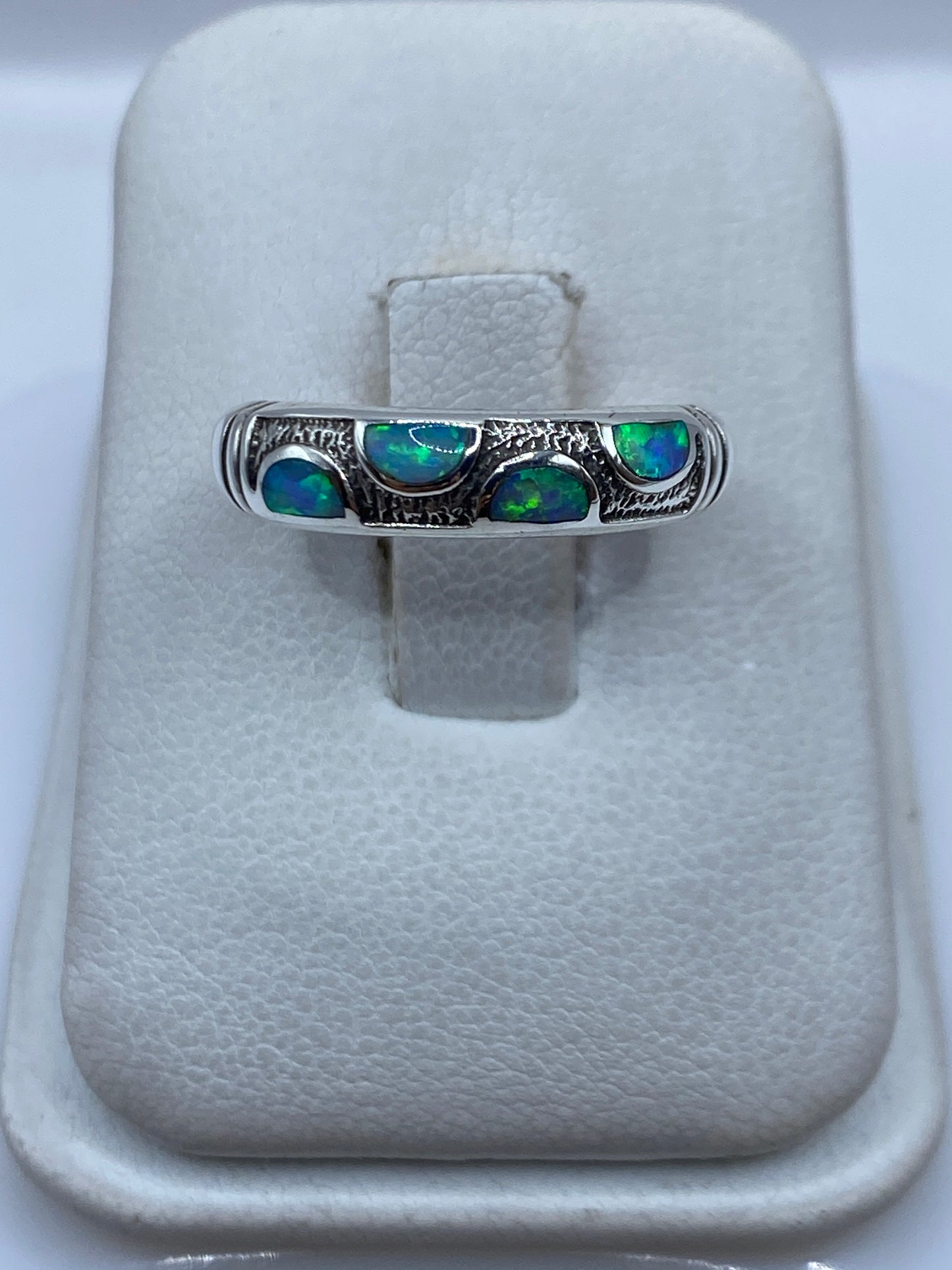 Anillo de plata .925 con ópalo de fuego azul cielo engastado a mano