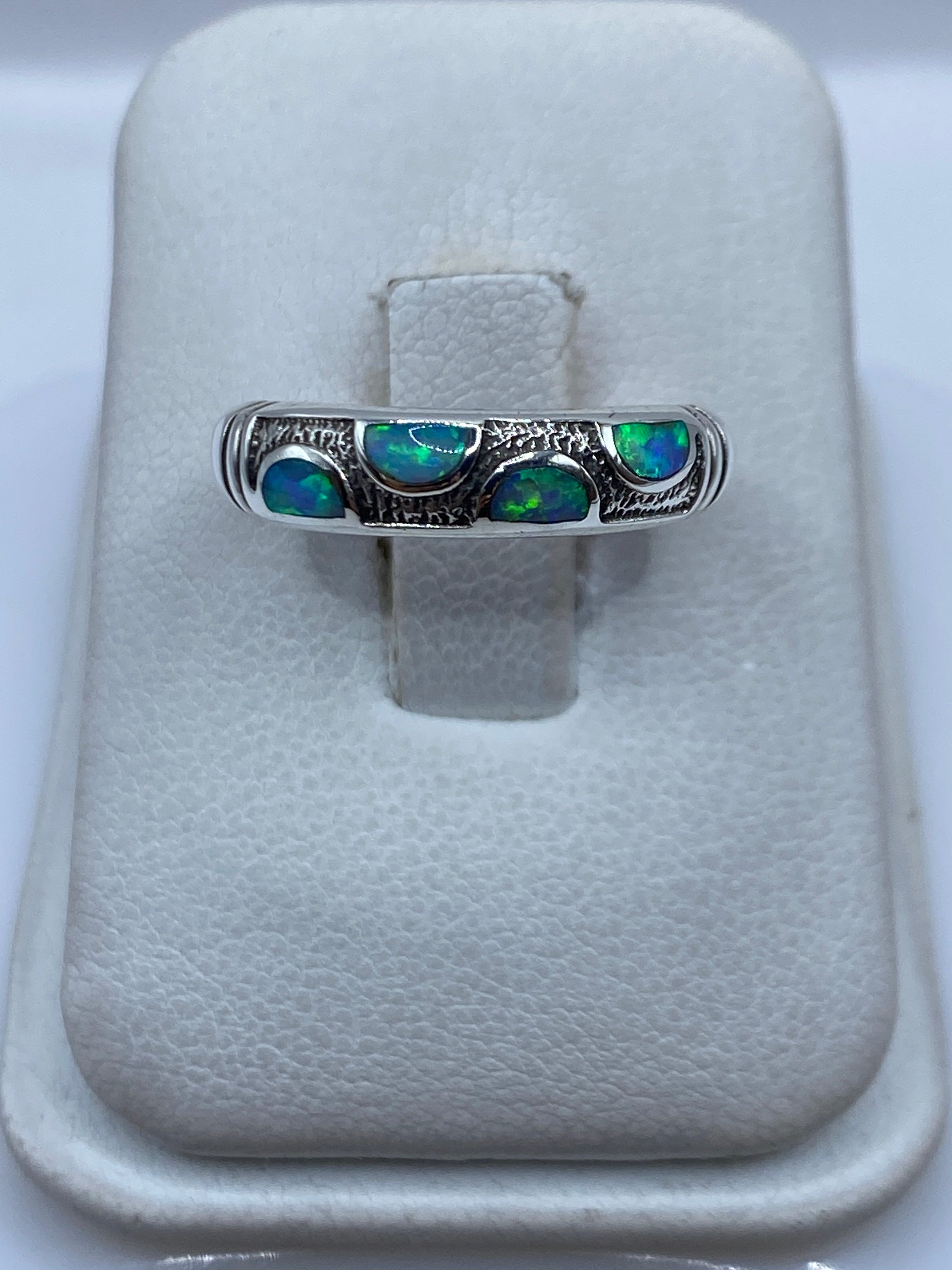 Anillo de plata .925 con ópalo de fuego azul cielo engastado a mano