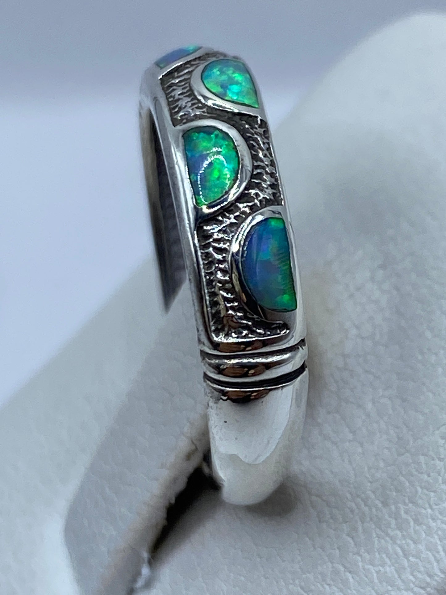 Detalle del engaste a mano y la piedra en luz lateral