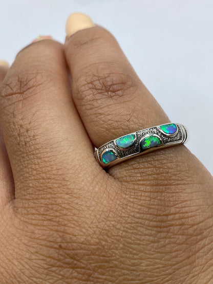 Anillo en mano mostrando el color azul y el juego de luz del ópalo