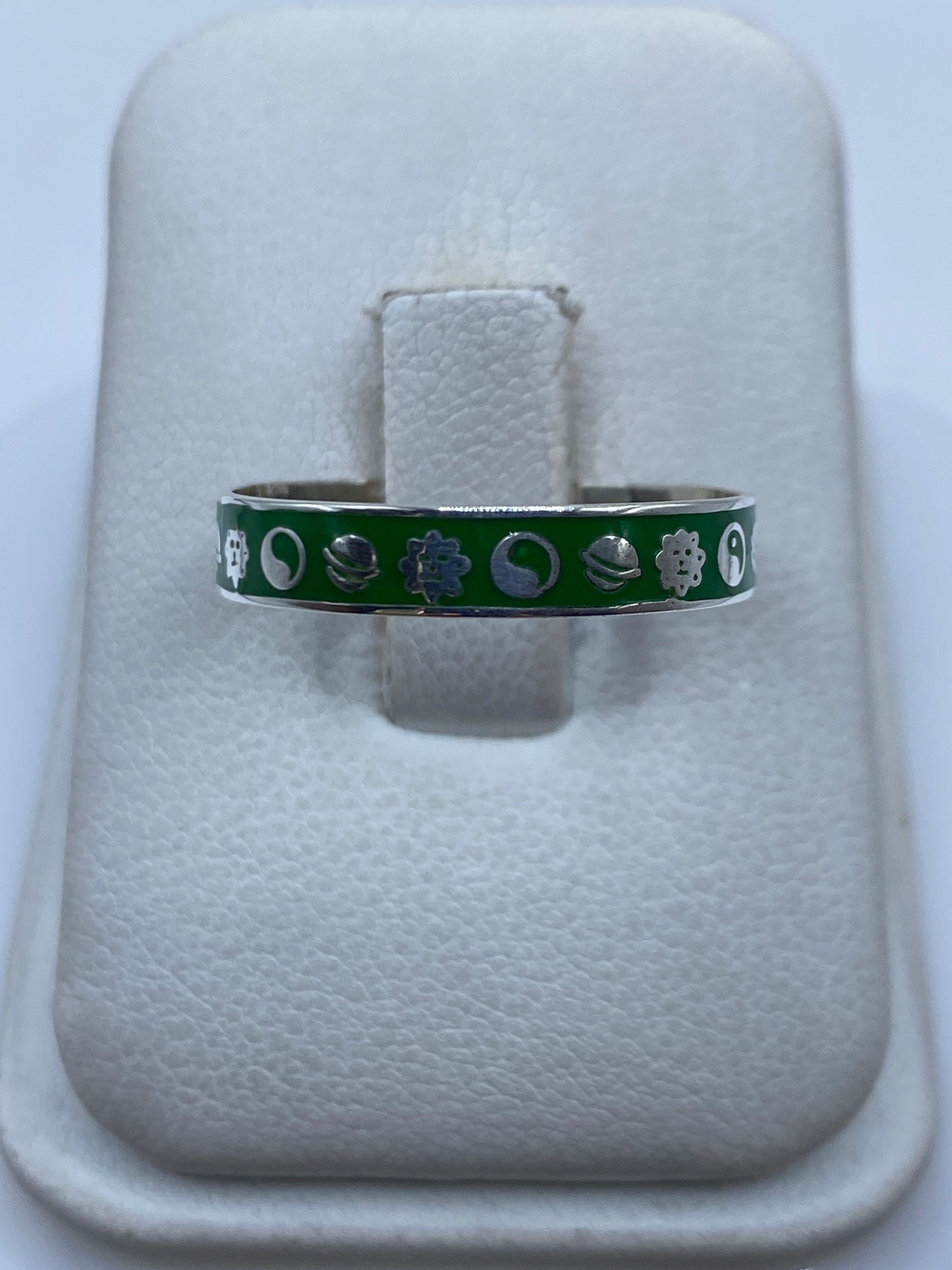 Anillo de plata minimalista en talla 10 dentro de estuche blanco