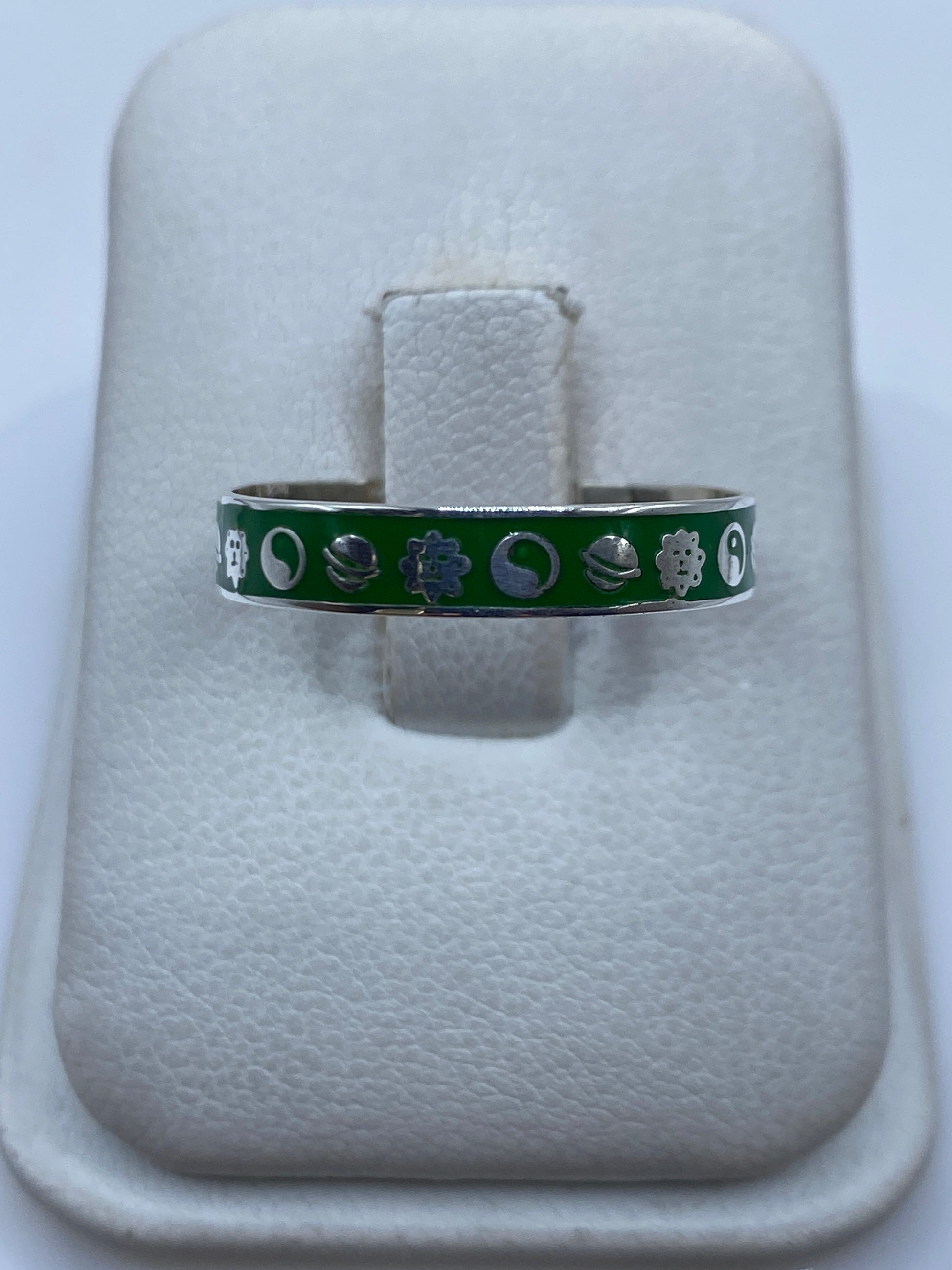 Anillo de plata minimalista en talla 10 dentro de estuche blanco