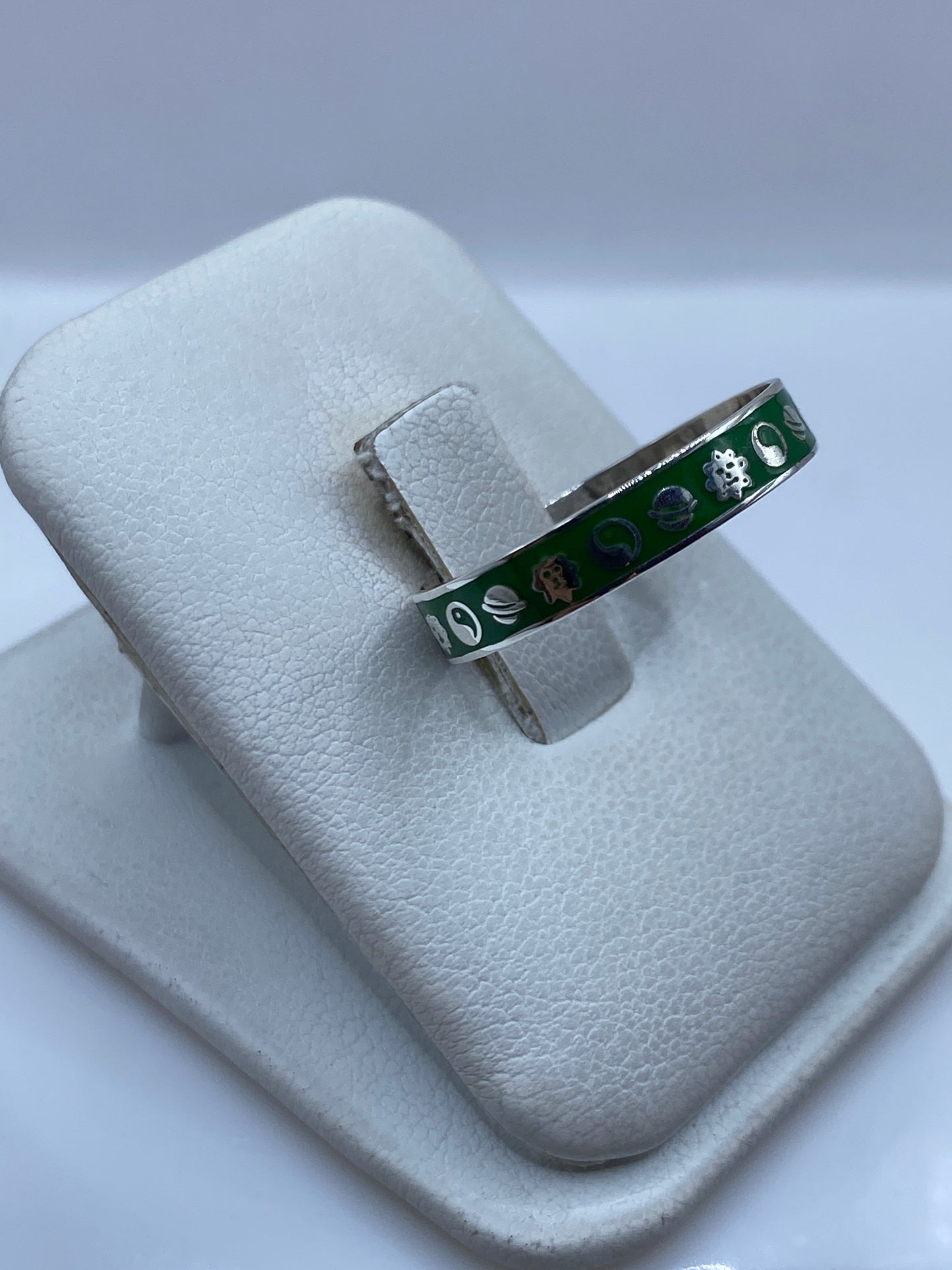 Anillo de plata .925 en dedo mostrando diseño pulido y versátil