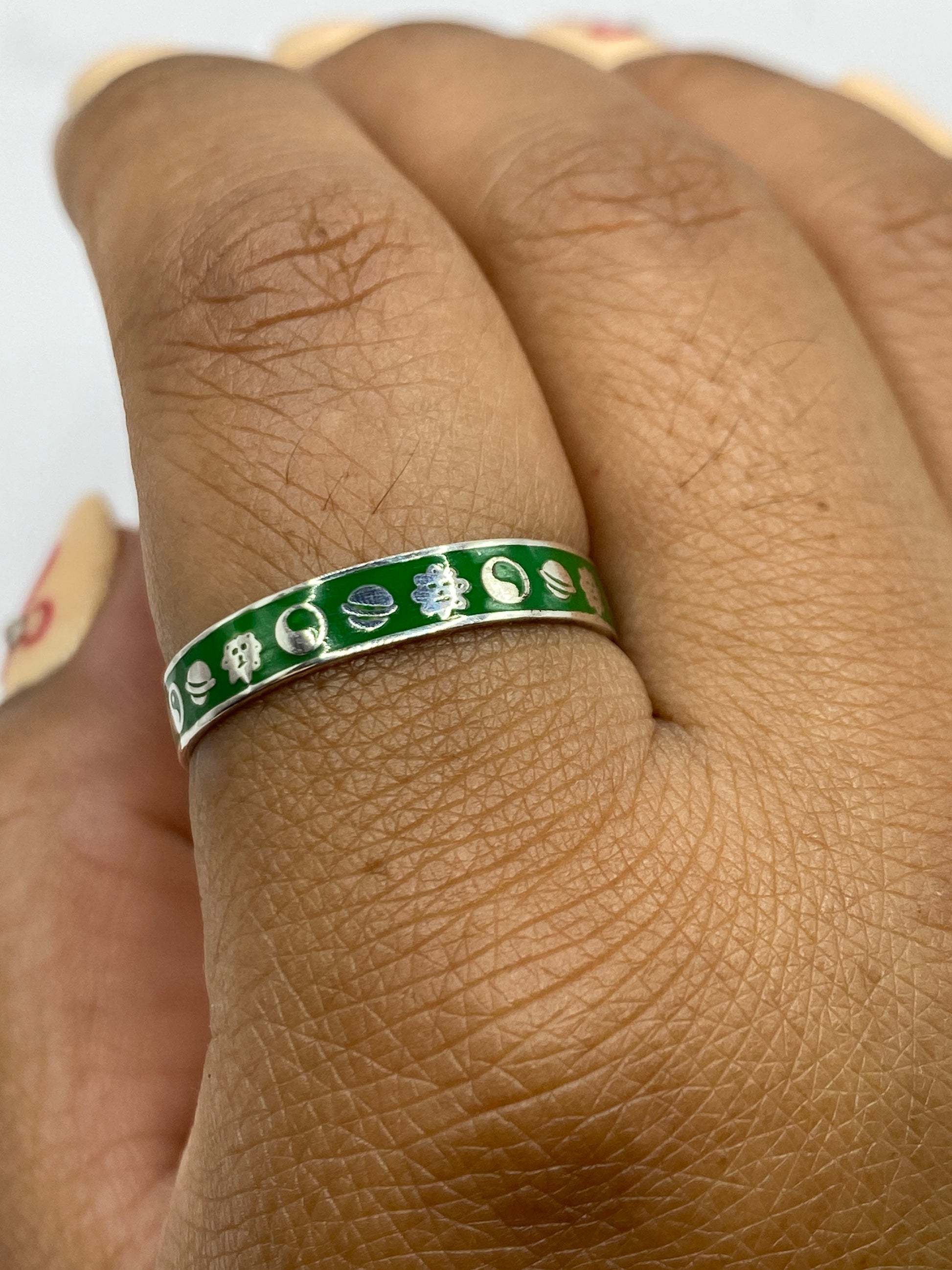 Anillo de plata ligero en balanza mostrando 1.4 gramos